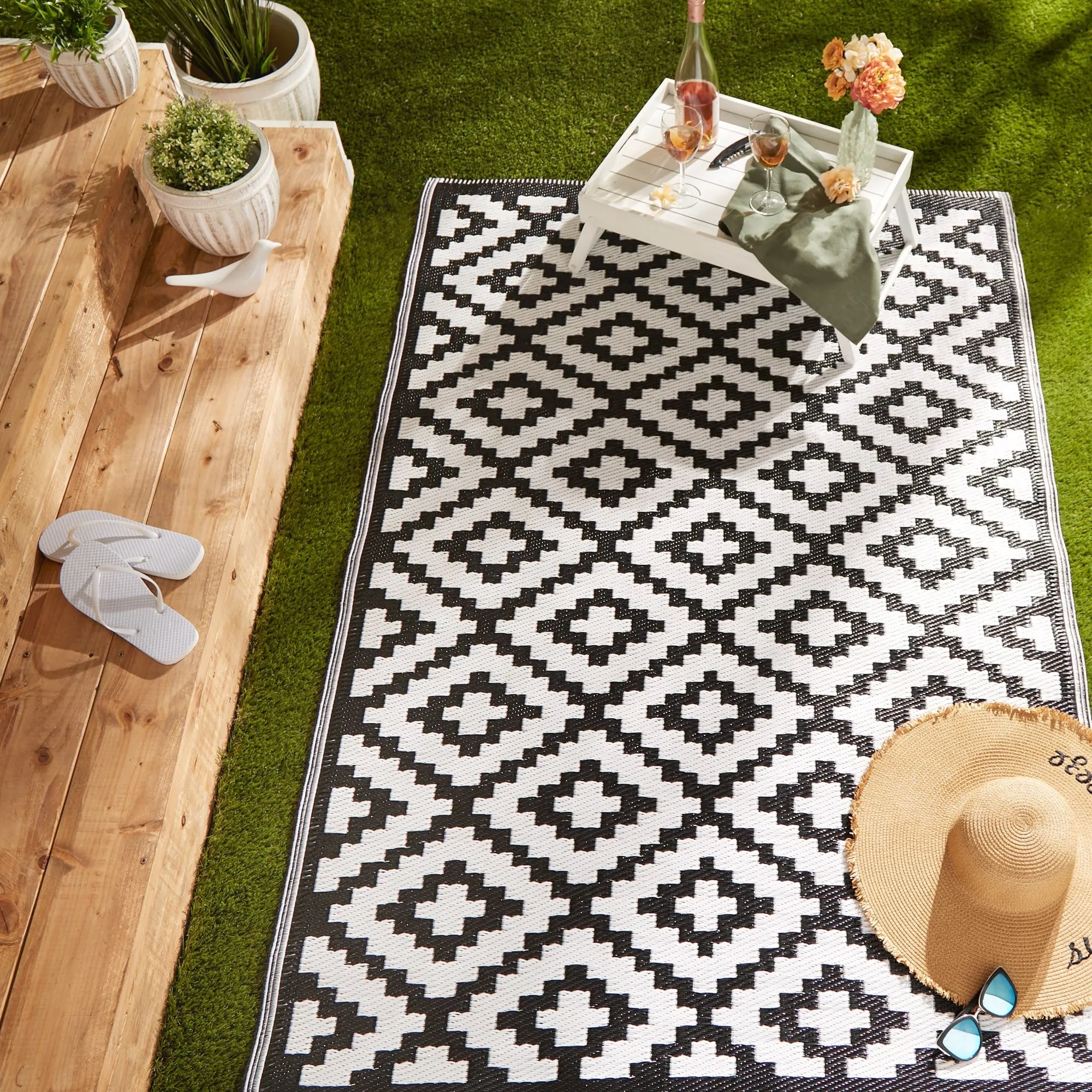 DII Black and White Mesa Outdoor Rug 4x6 Ft