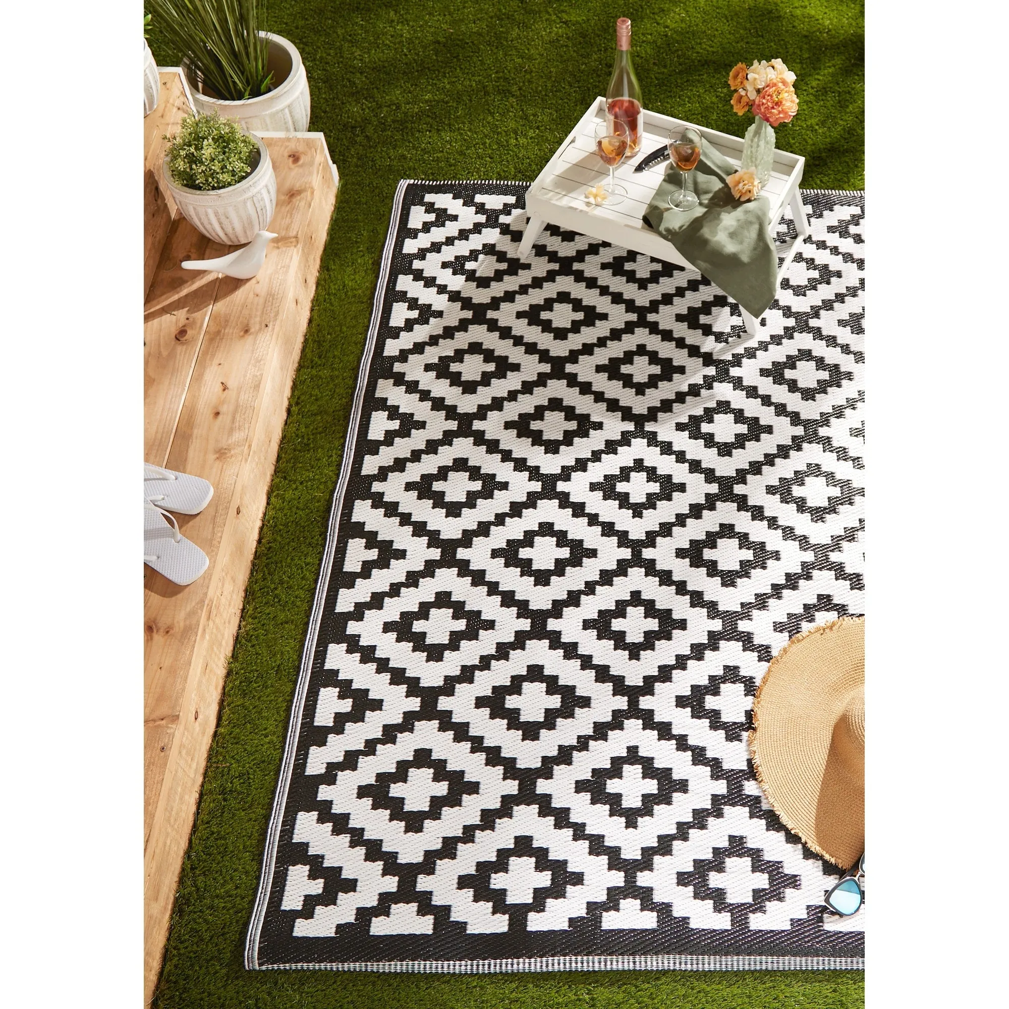 DII Black and White Mesa Outdoor Rug 4x6 Ft