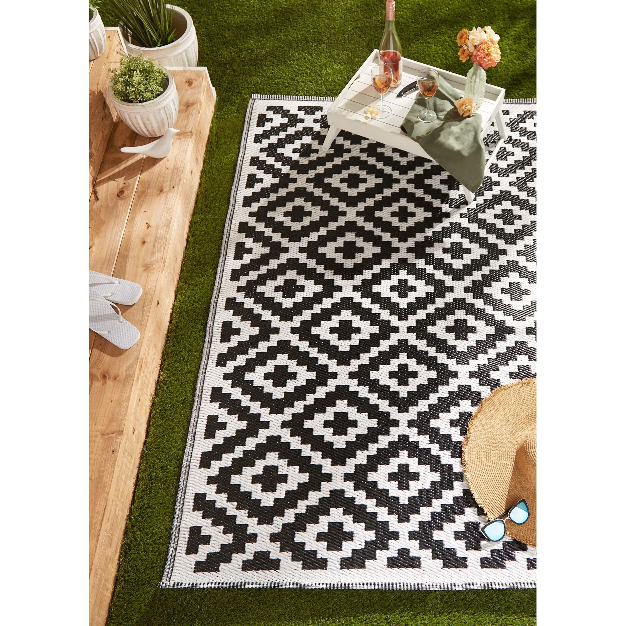 DII Black and White Mesa Outdoor Rug 4x6 Ft