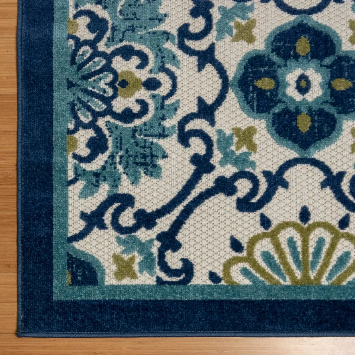 Gertmenian Fosel Chora Ivory Modern Floral Tile Indoor/ Outdoor High-Low Area Rug