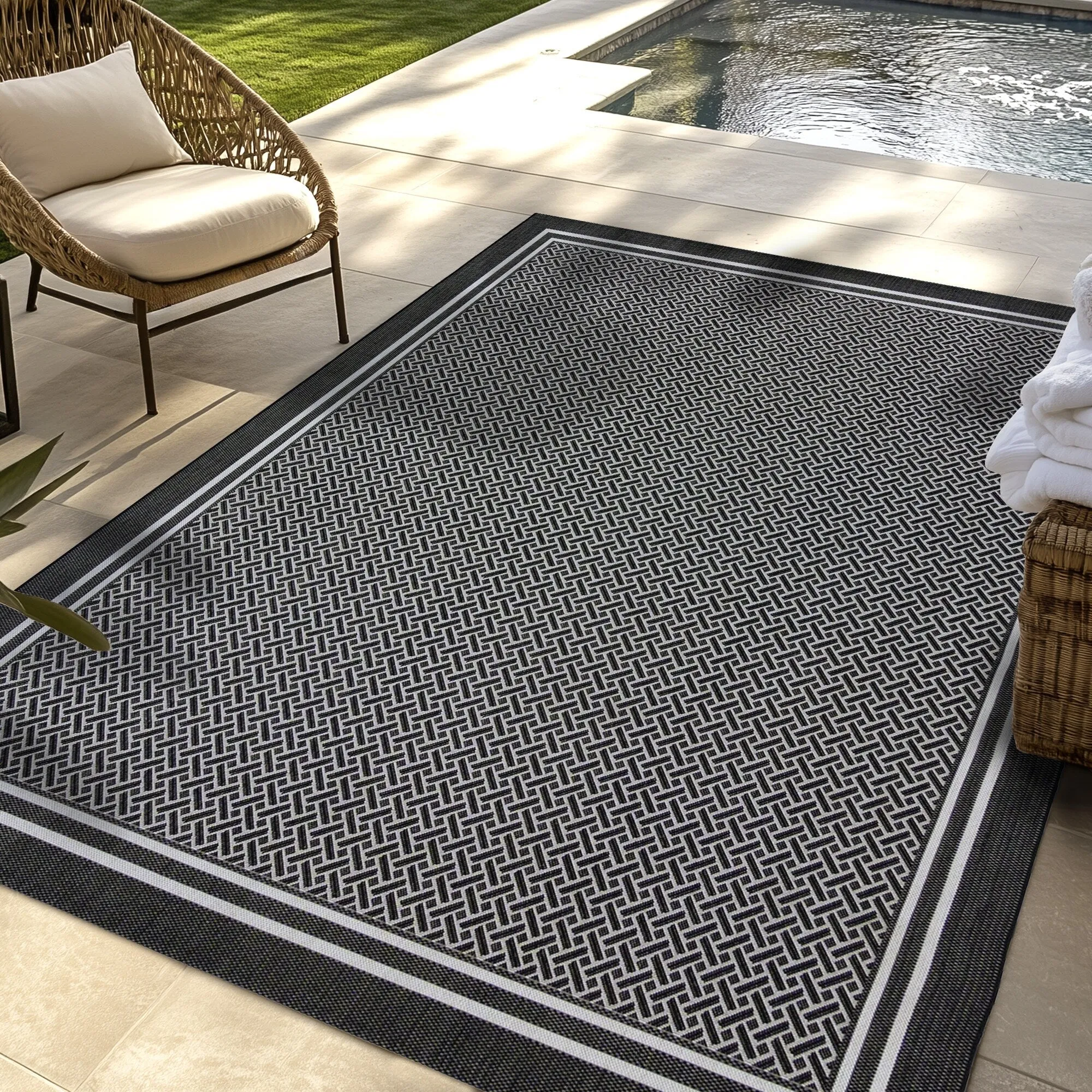 Gertmenian Paseo Soroa Black/White Classic Border Flatweave Indoor/ Outdoor Area Rug