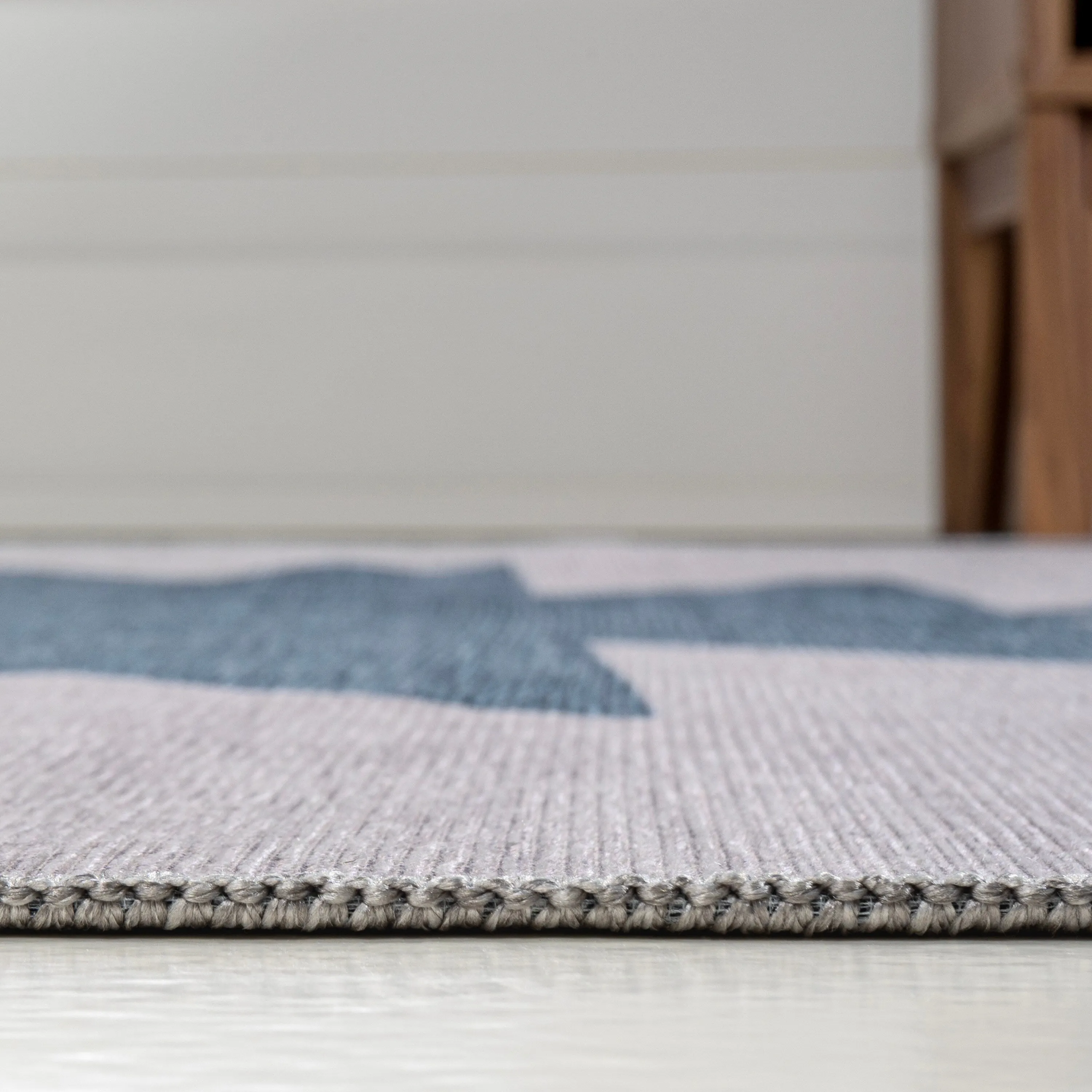 JONATHAN Y Adriel Solid Low-Pile Machine Washable Area Rug
