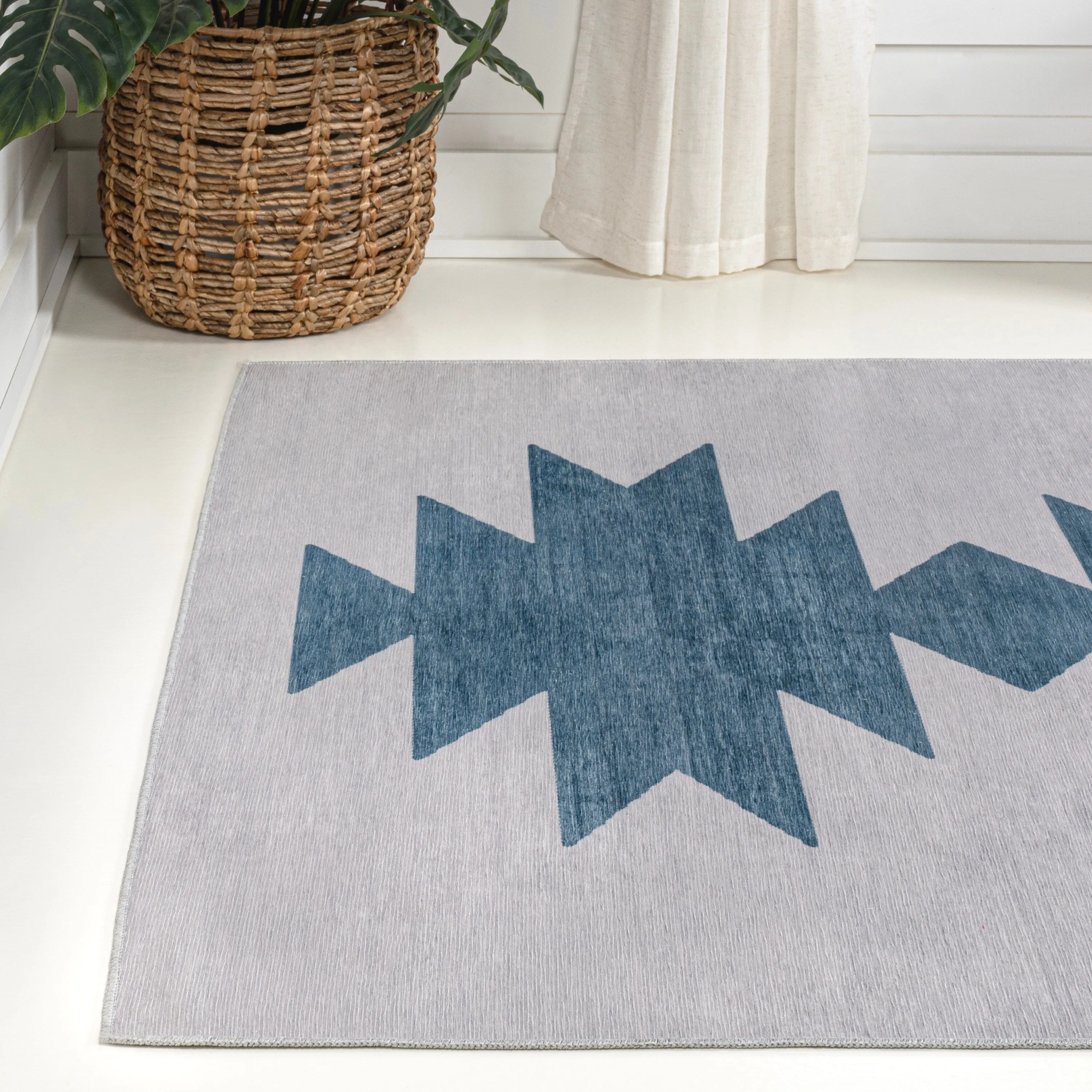 JONATHAN Y Adriel Solid Low-Pile Machine Washable Area Rug