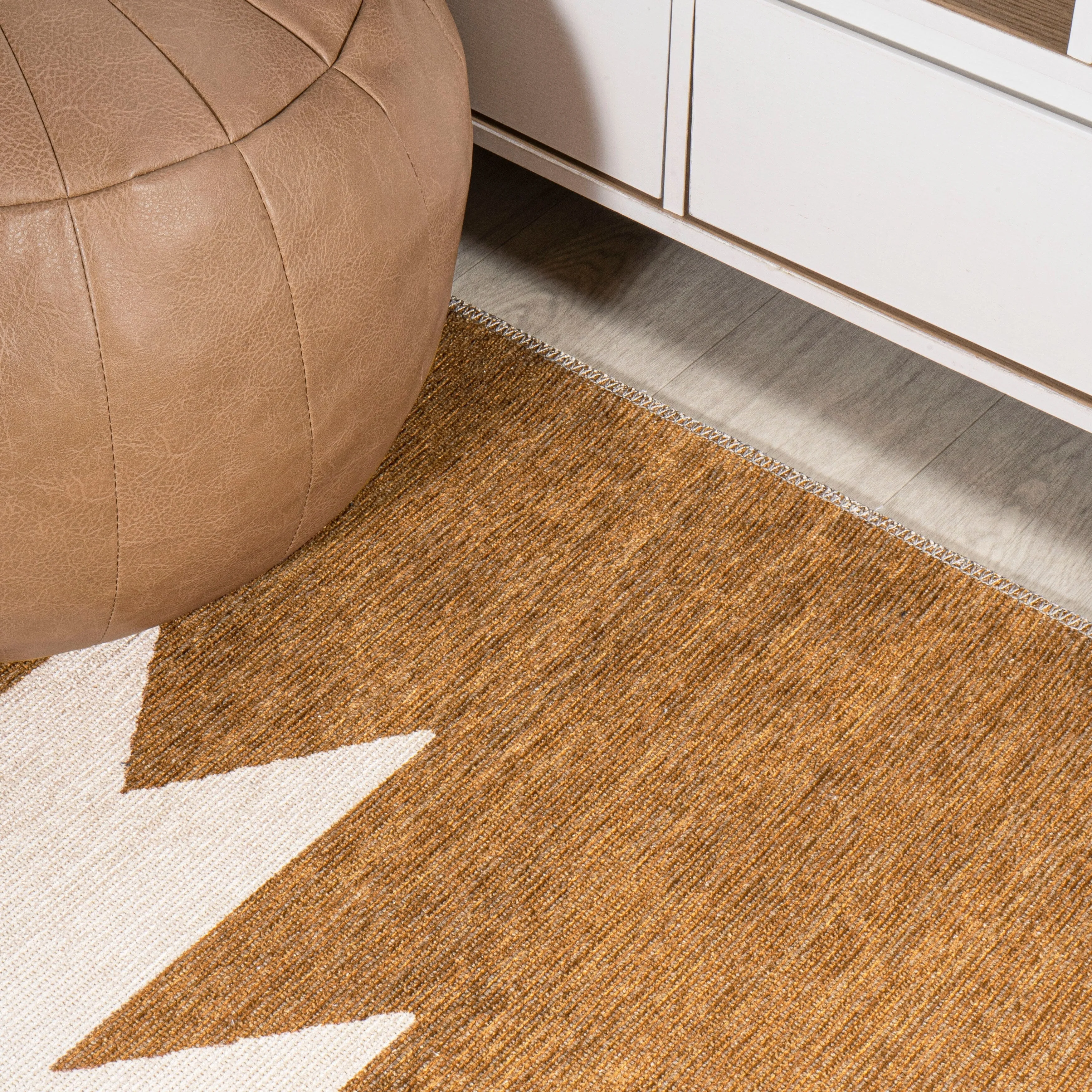 JONATHAN Y Adriel Solid Low-Pile Machine Washable Area Rug