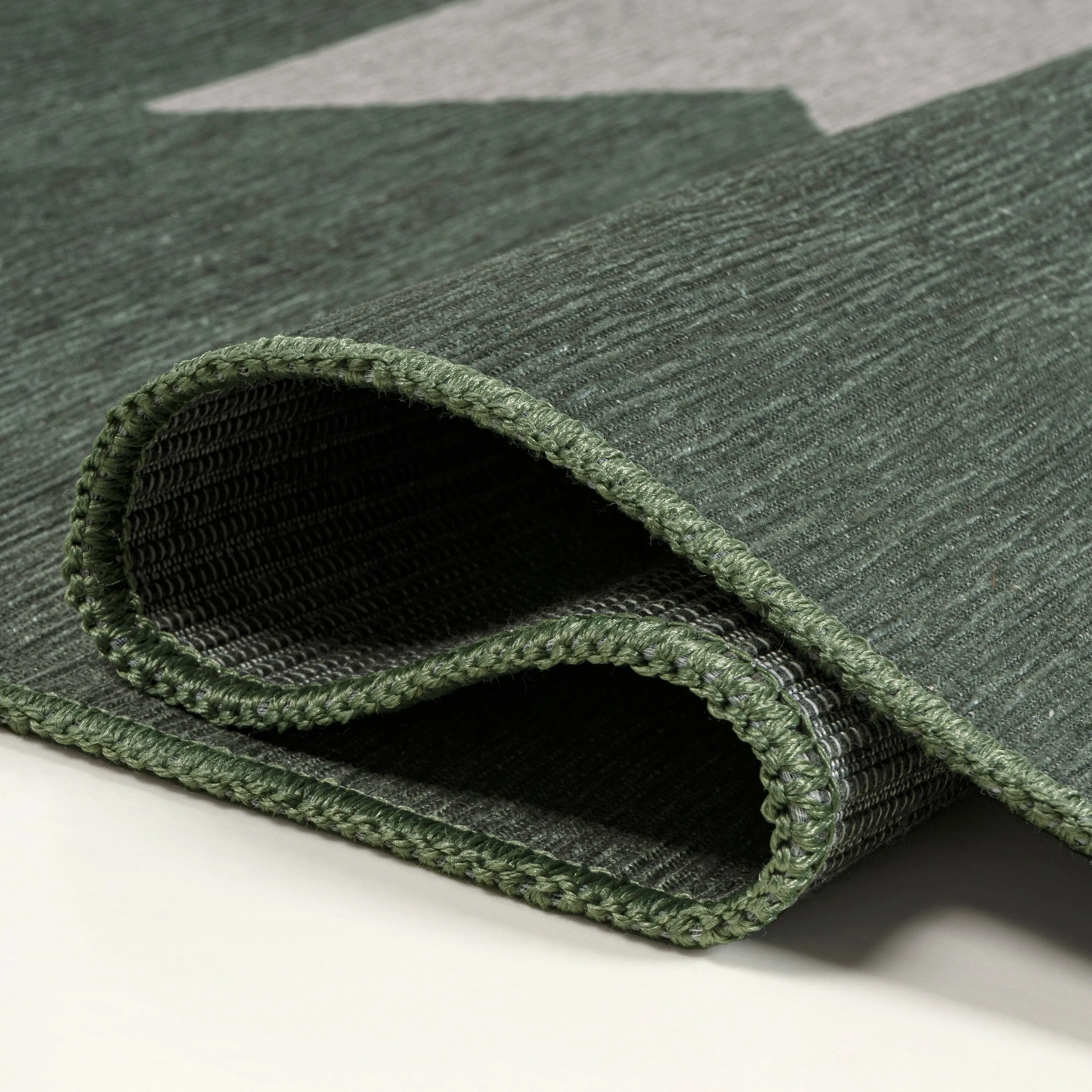 JONATHAN Y Adriel Solid Low-Pile Machine Washable Area Rug