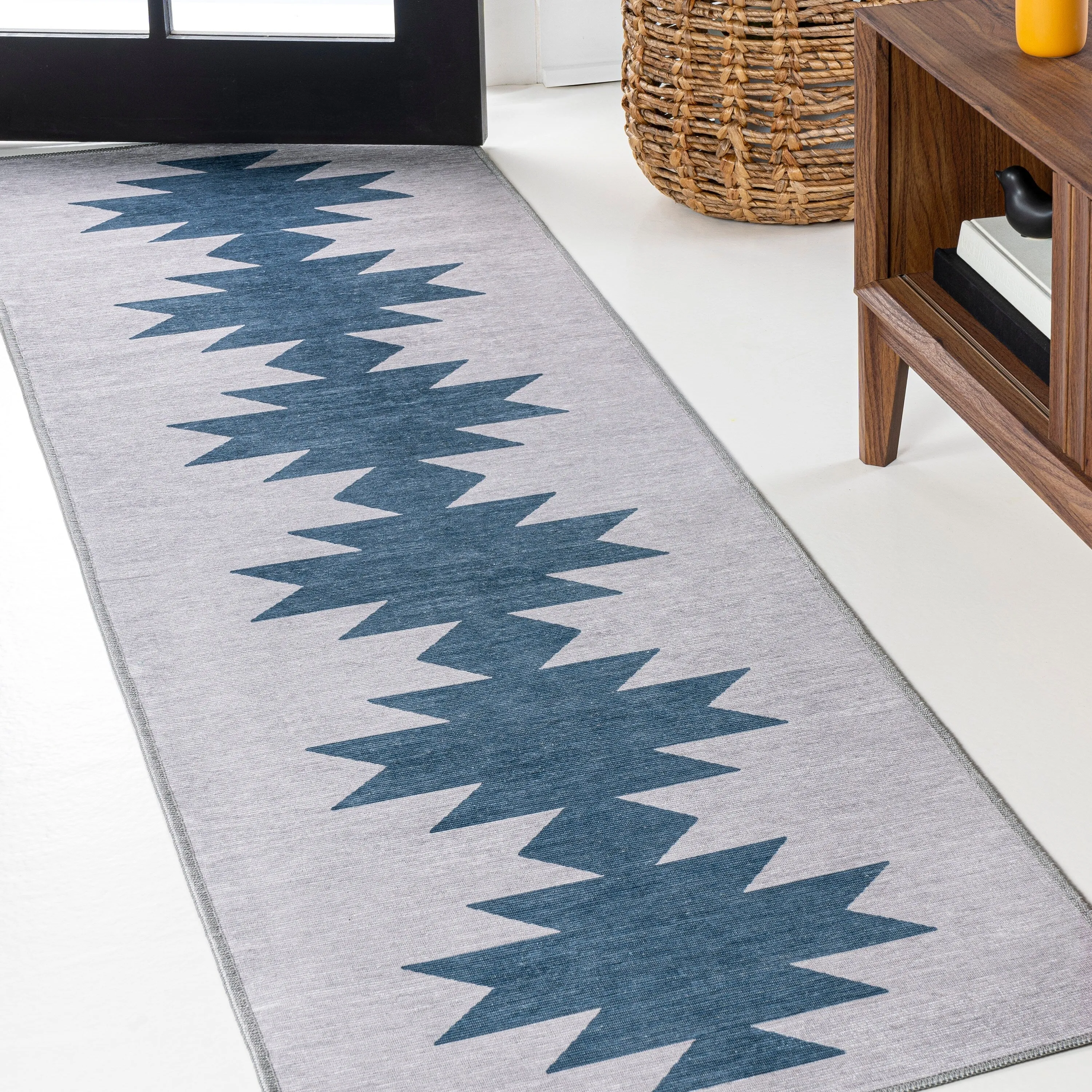 JONATHAN Y Adriel Solid Low-Pile Machine Washable Area Rug