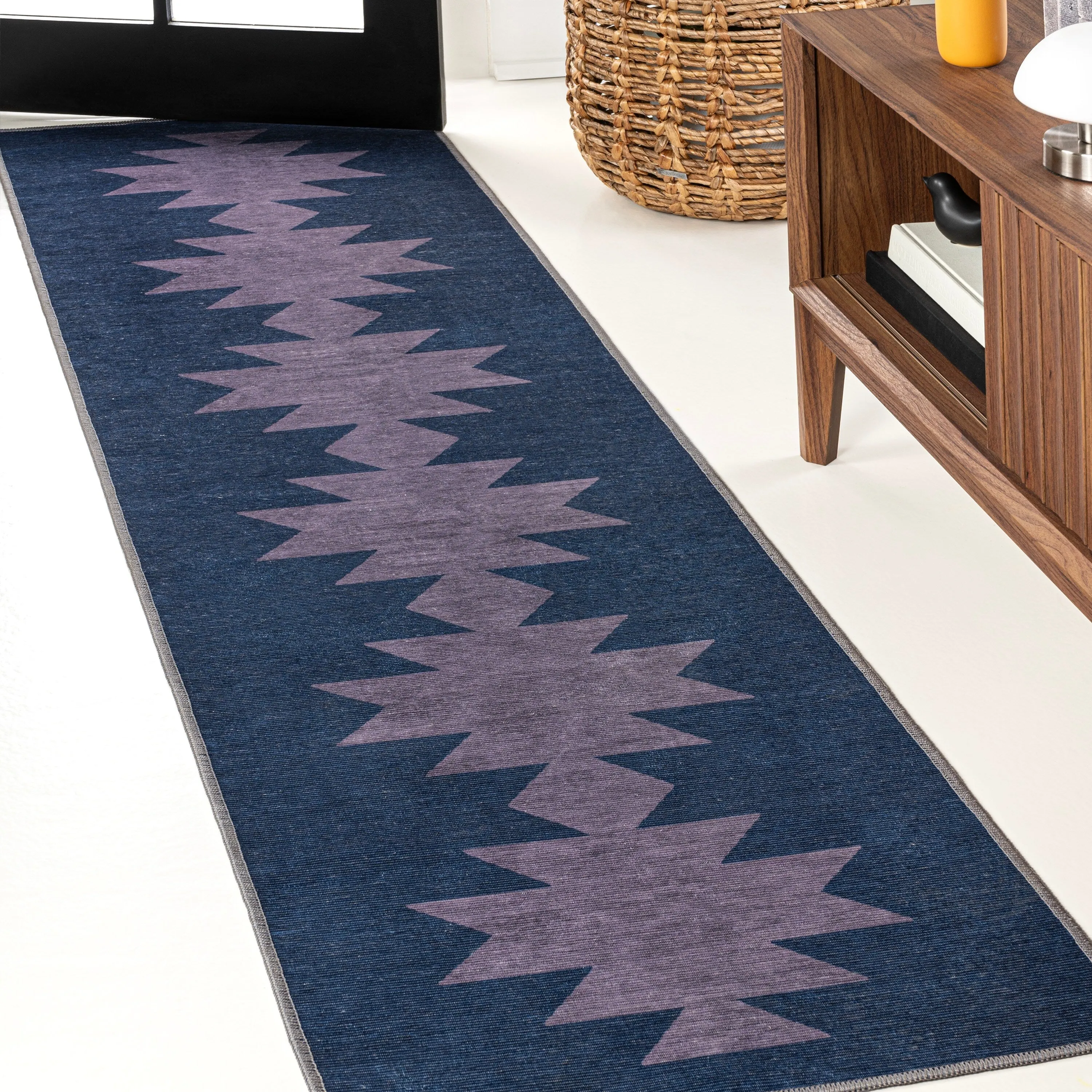 JONATHAN Y Adriel Solid Low-Pile Machine Washable Area Rug