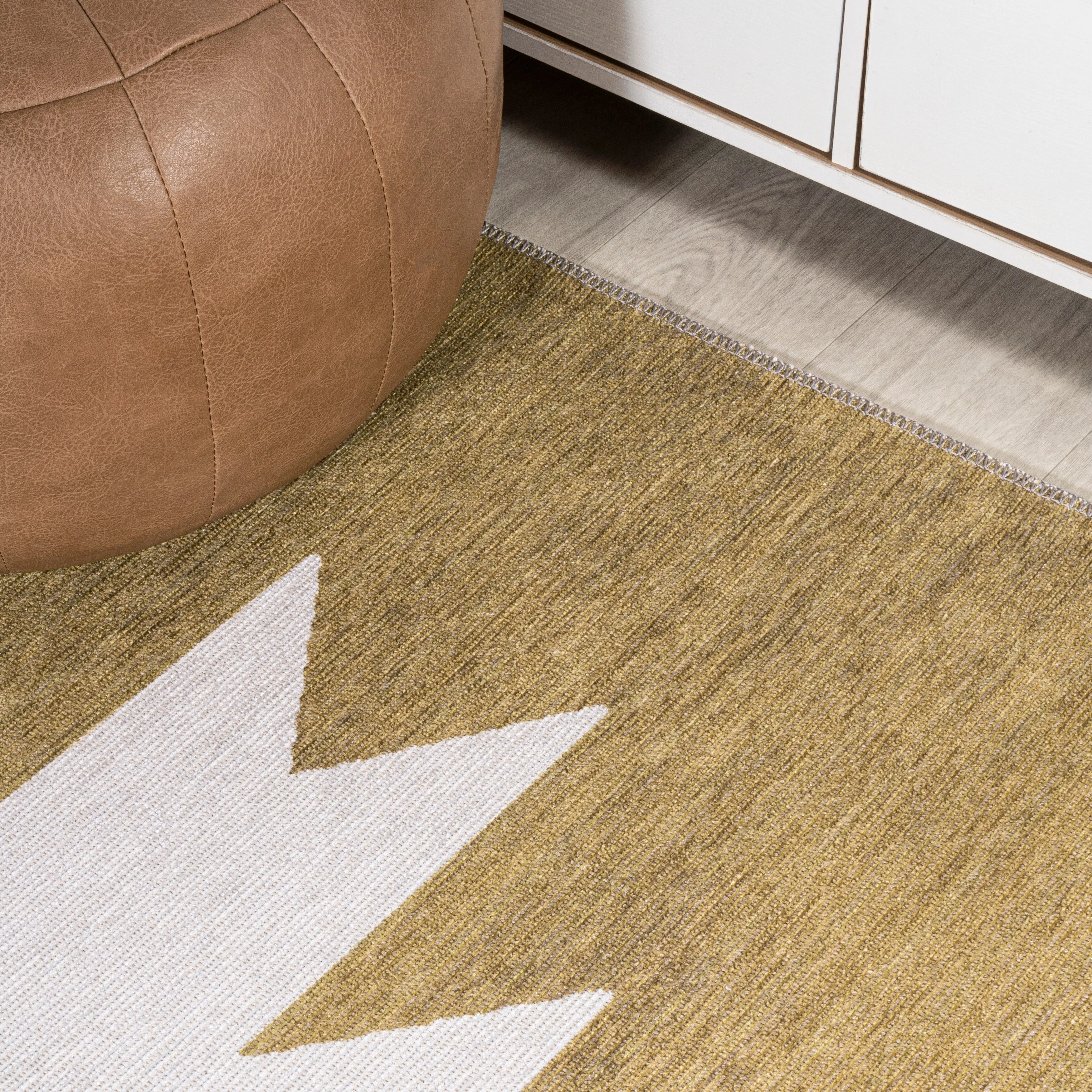 JONATHAN Y Adriel Solid Low-Pile Machine Washable Area Rug