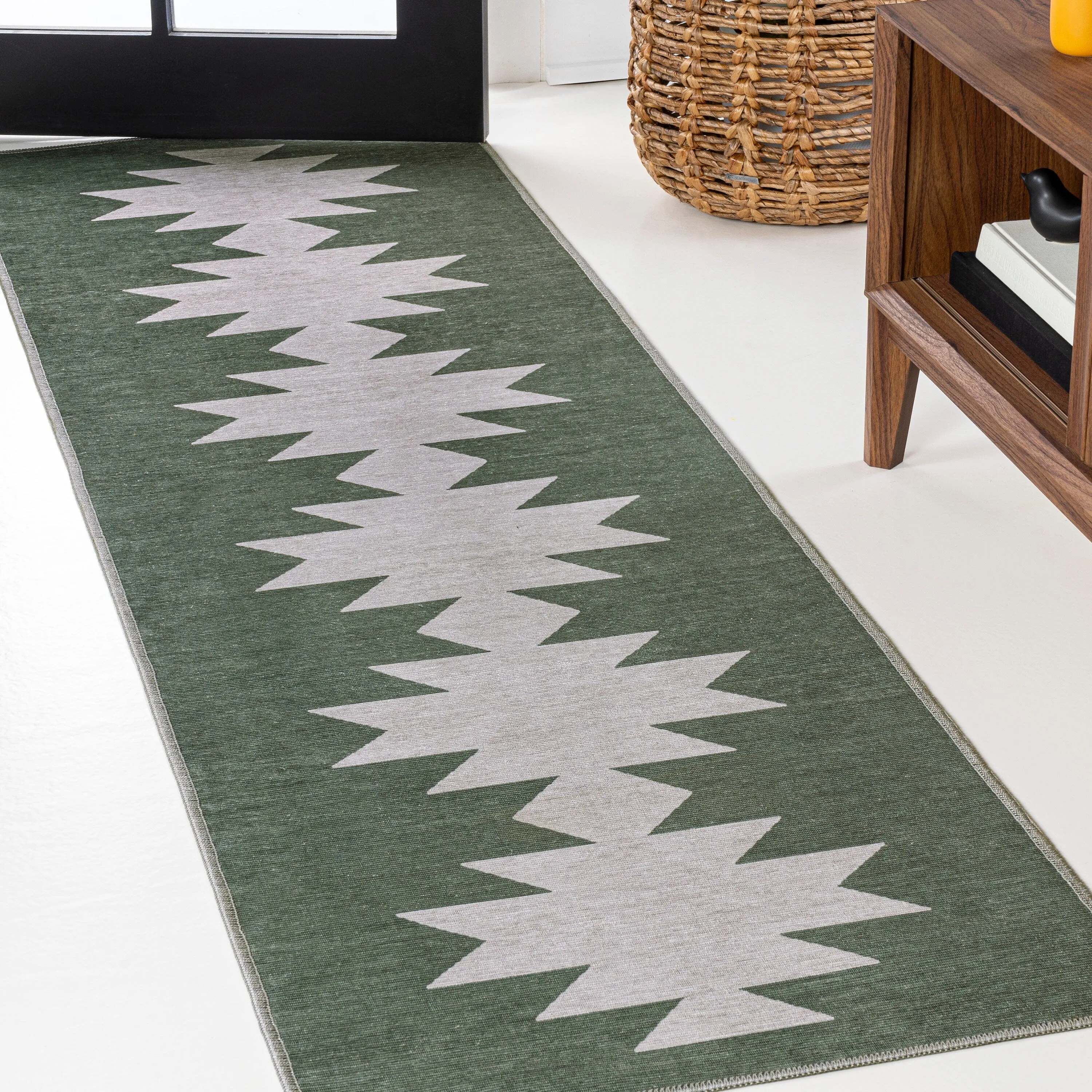 JONATHAN Y Adriel Solid Low-Pile Machine Washable Area Rug