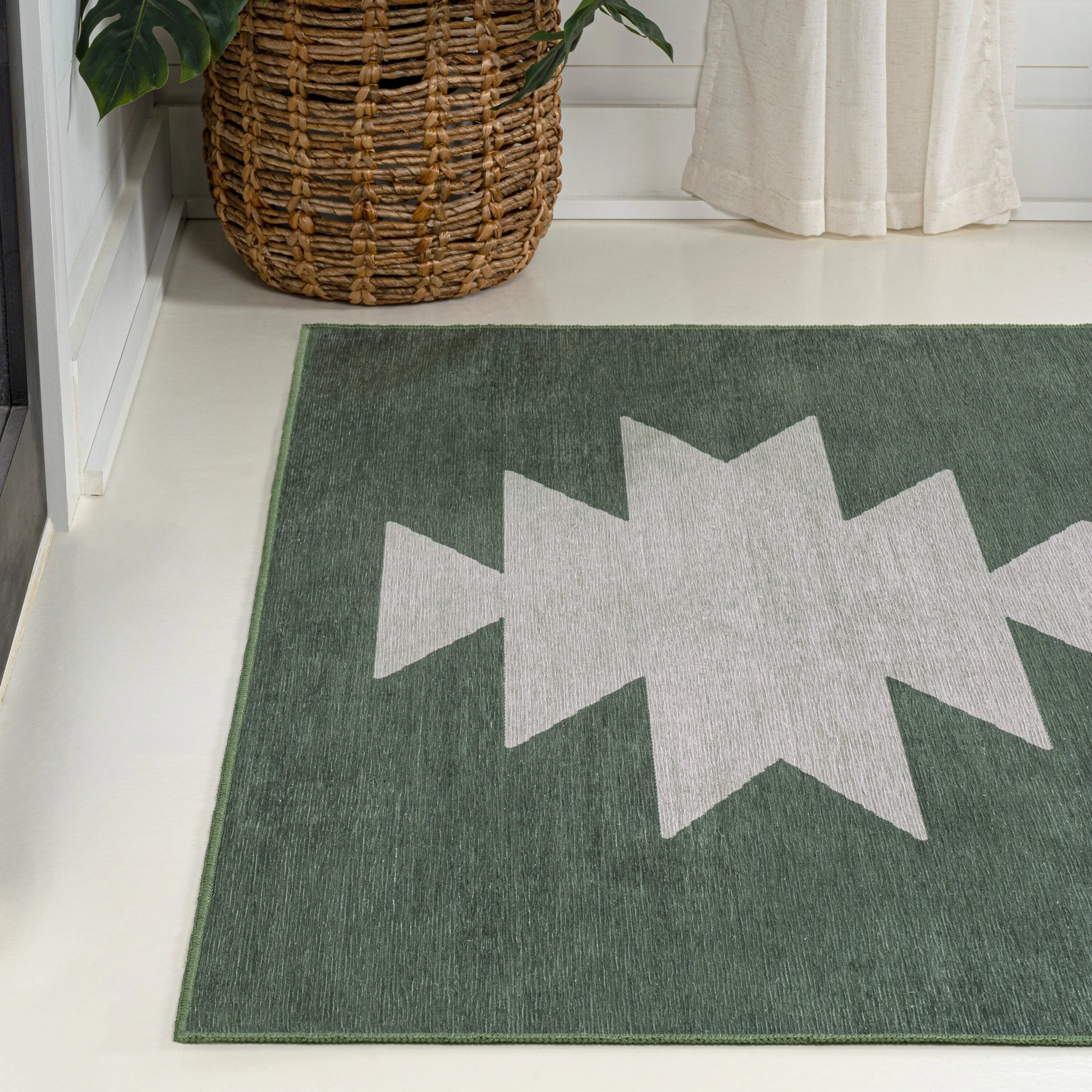 JONATHAN Y Adriel Solid Low-Pile Machine Washable Area Rug