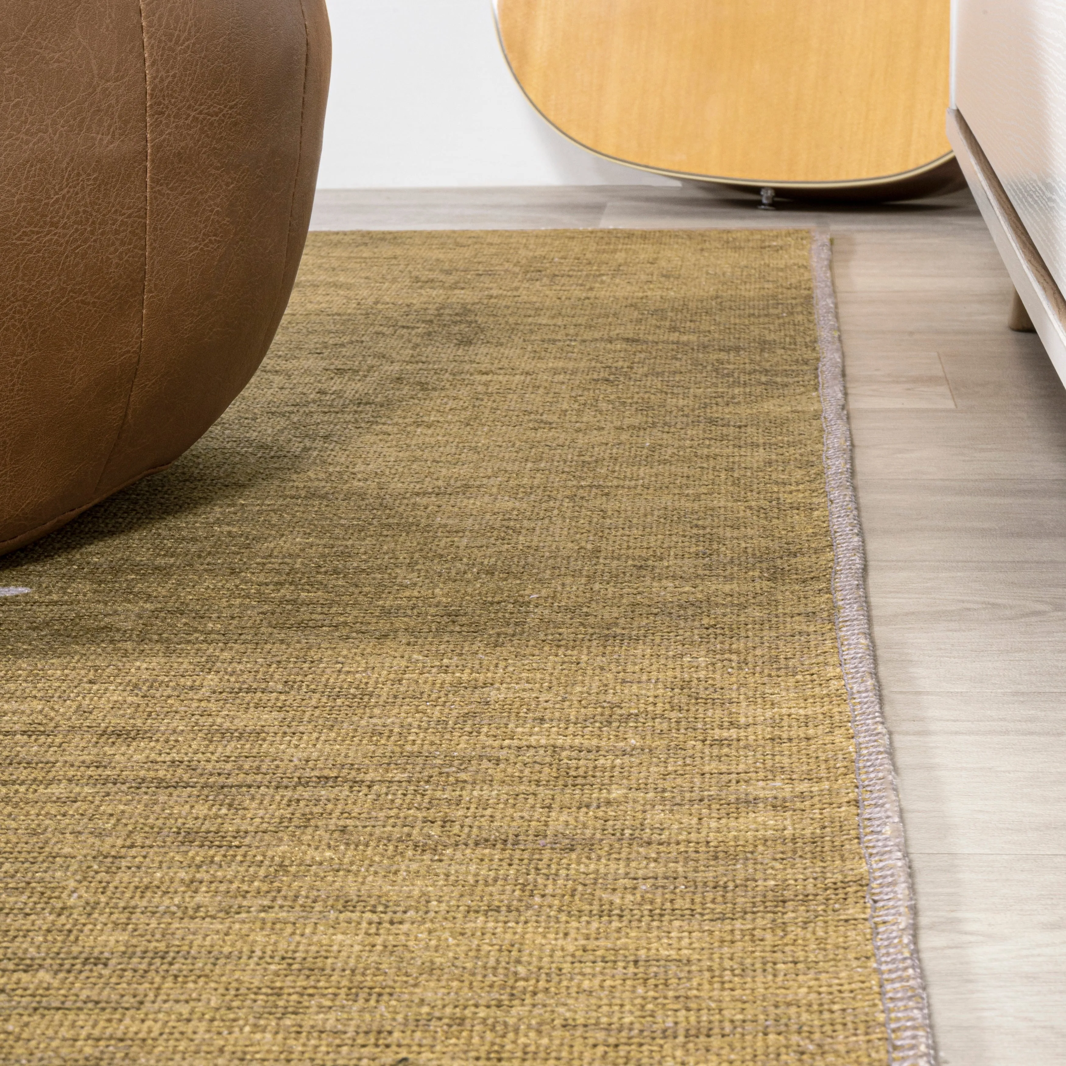 JONATHAN Y Adriel Solid Low-Pile Machine Washable Area Rug