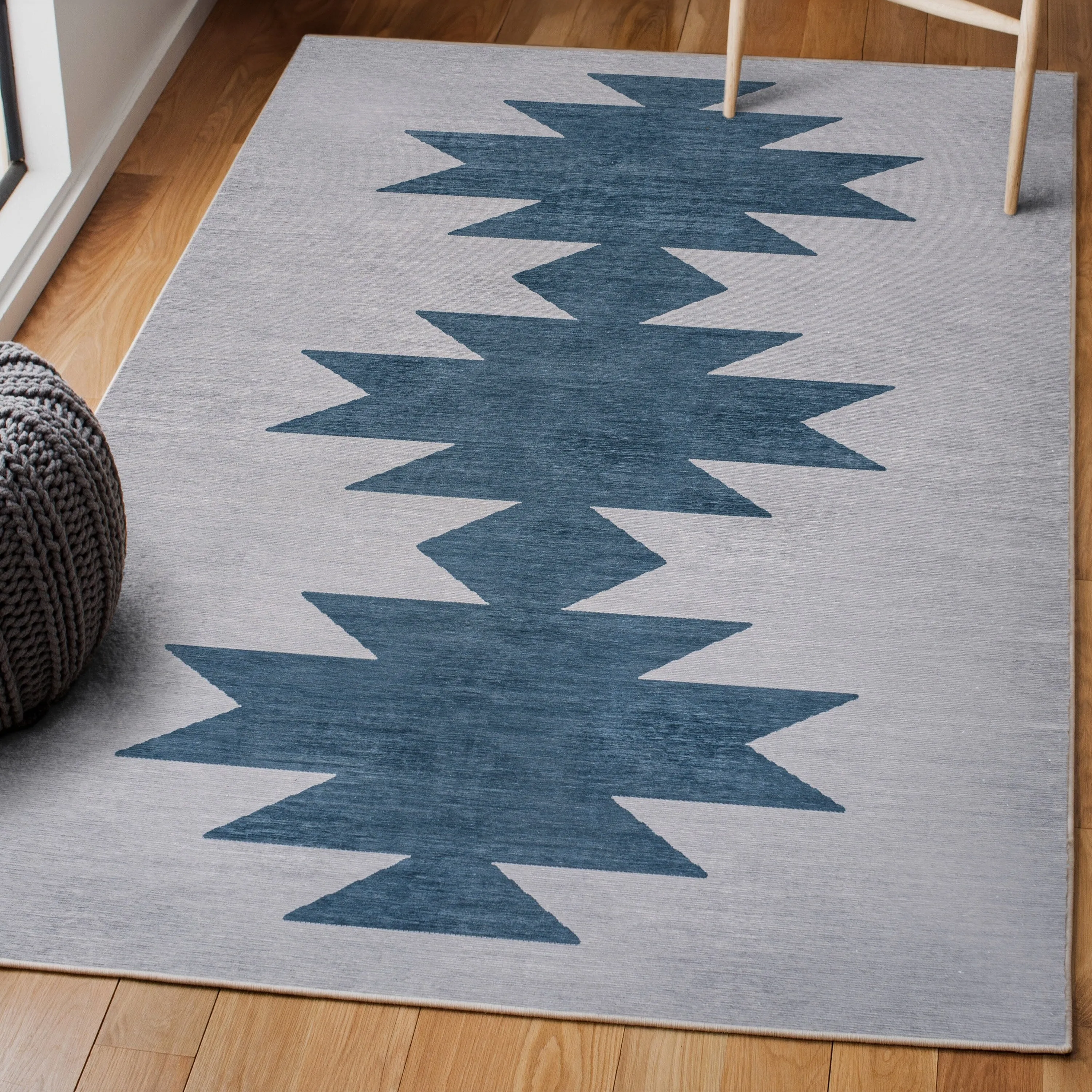 JONATHAN Y Adriel Solid Low-Pile Machine Washable Area Rug
