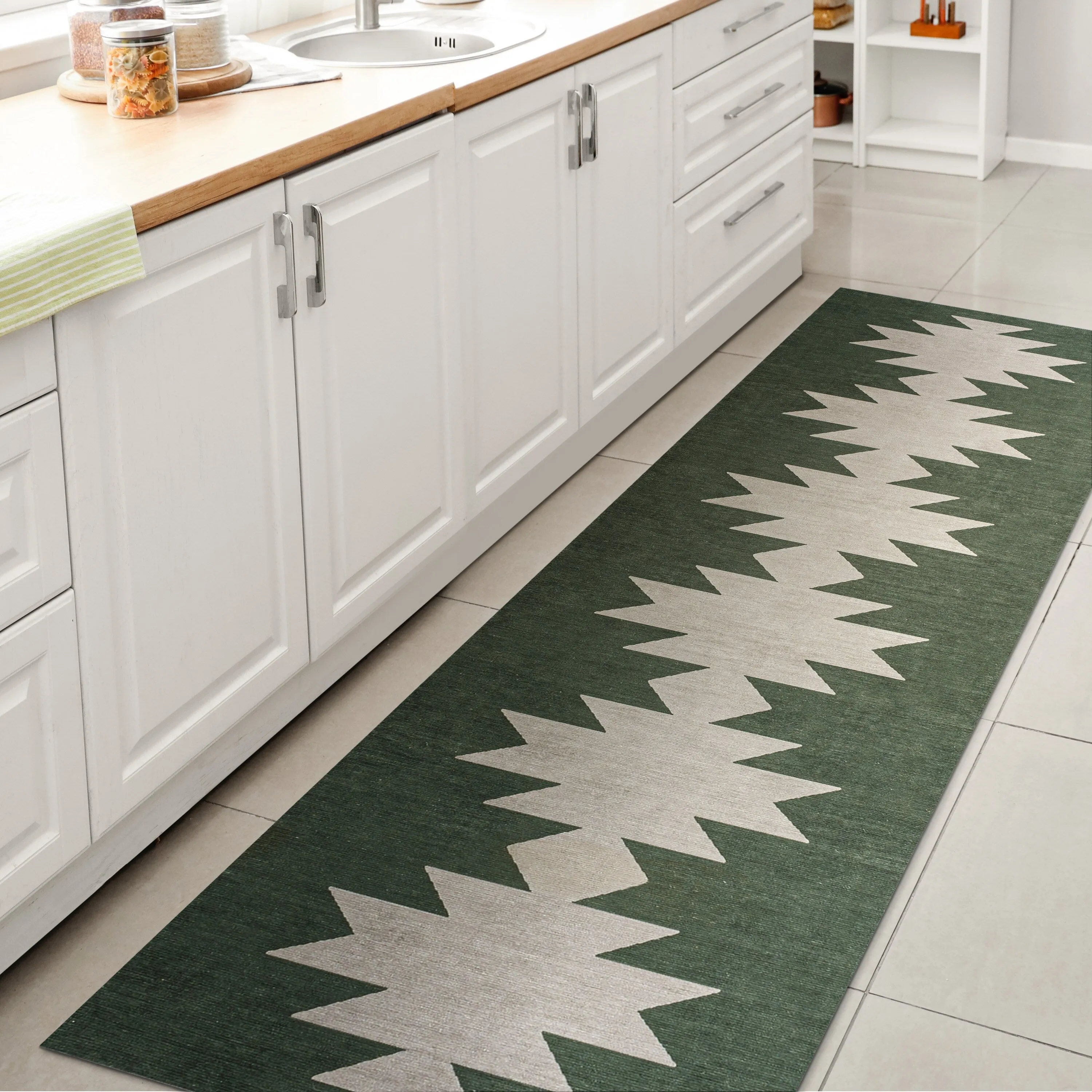JONATHAN Y Adriel Solid Low-Pile Machine Washable Area Rug