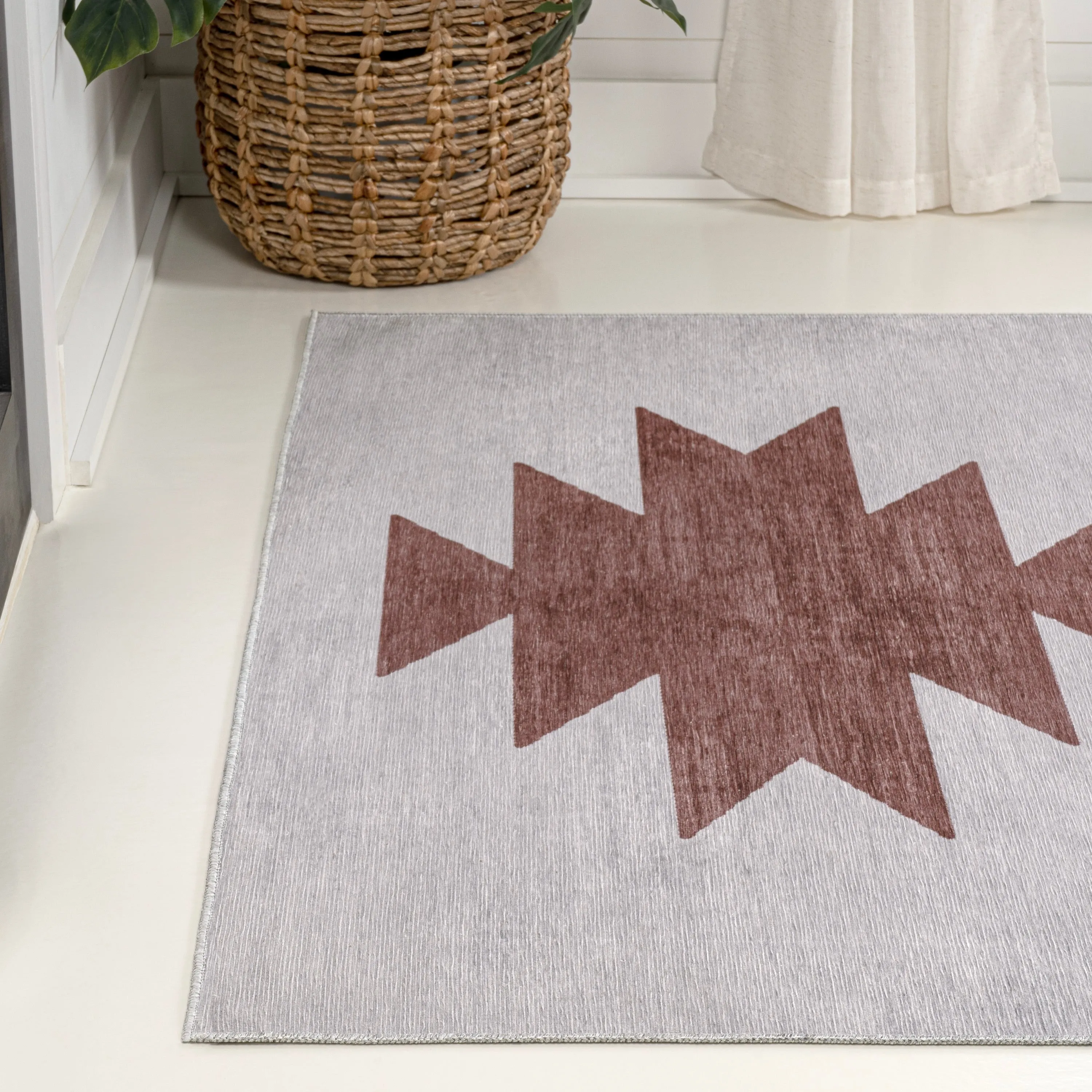JONATHAN Y Adriel Solid Low-Pile Machine Washable Area Rug