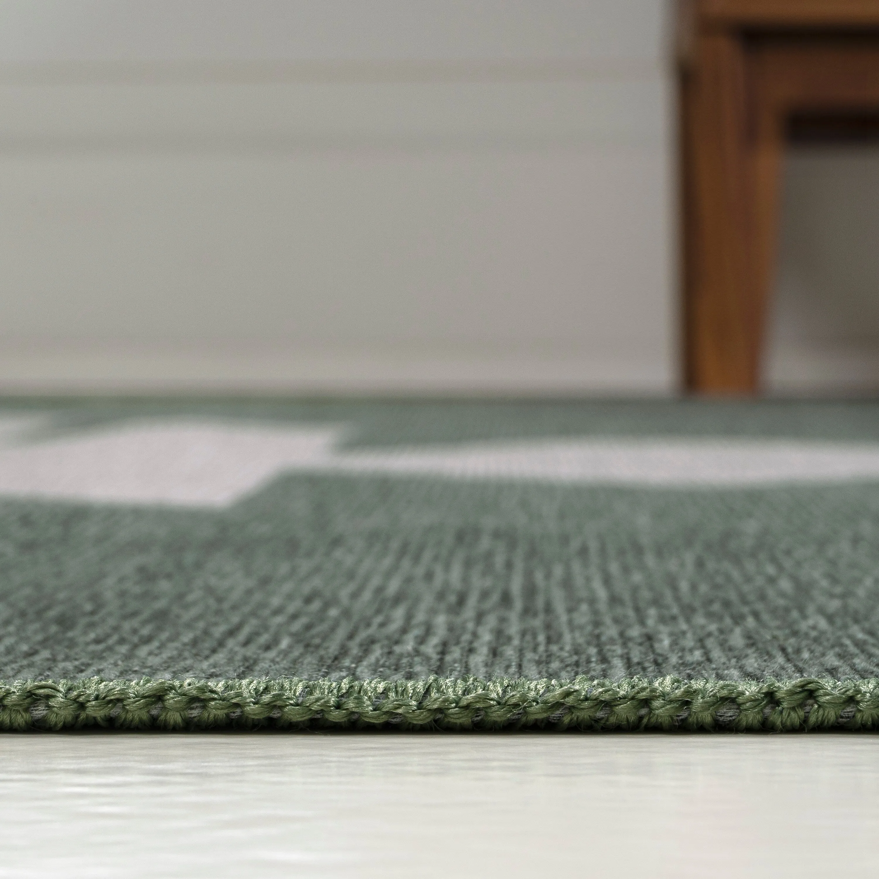 JONATHAN Y Adriel Solid Low-Pile Machine Washable Area Rug
