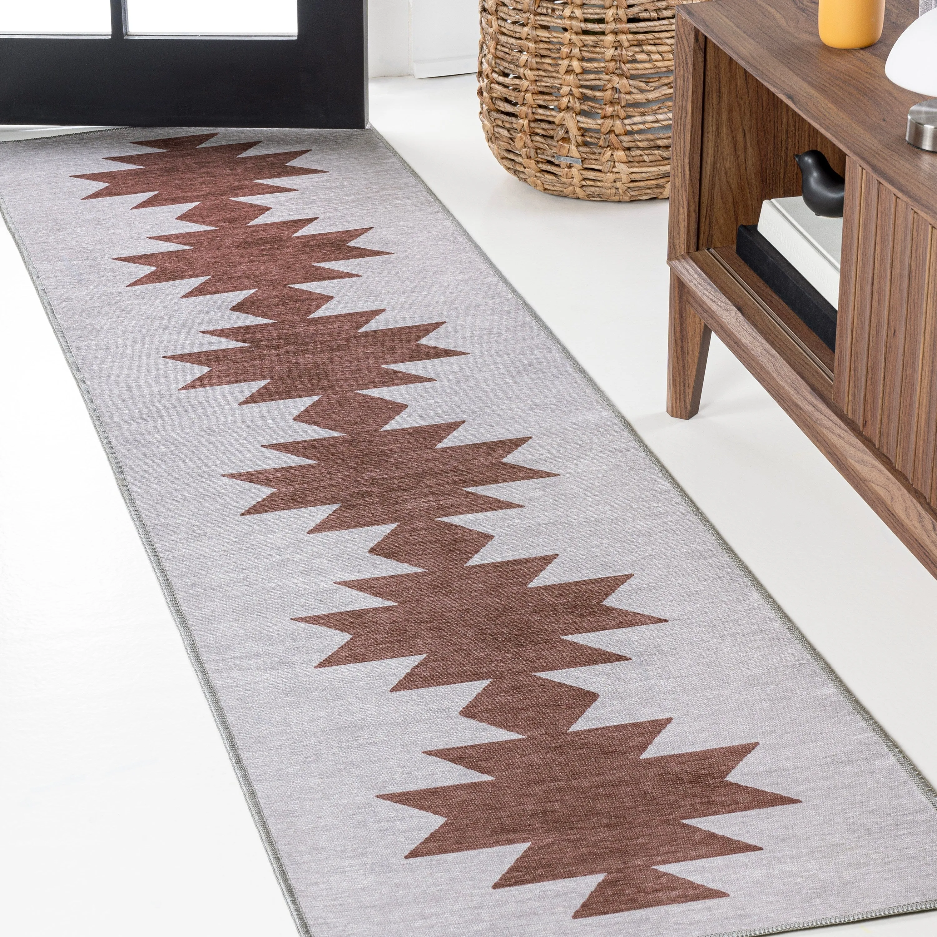 JONATHAN Y Adriel Solid Low-Pile Machine Washable Area Rug