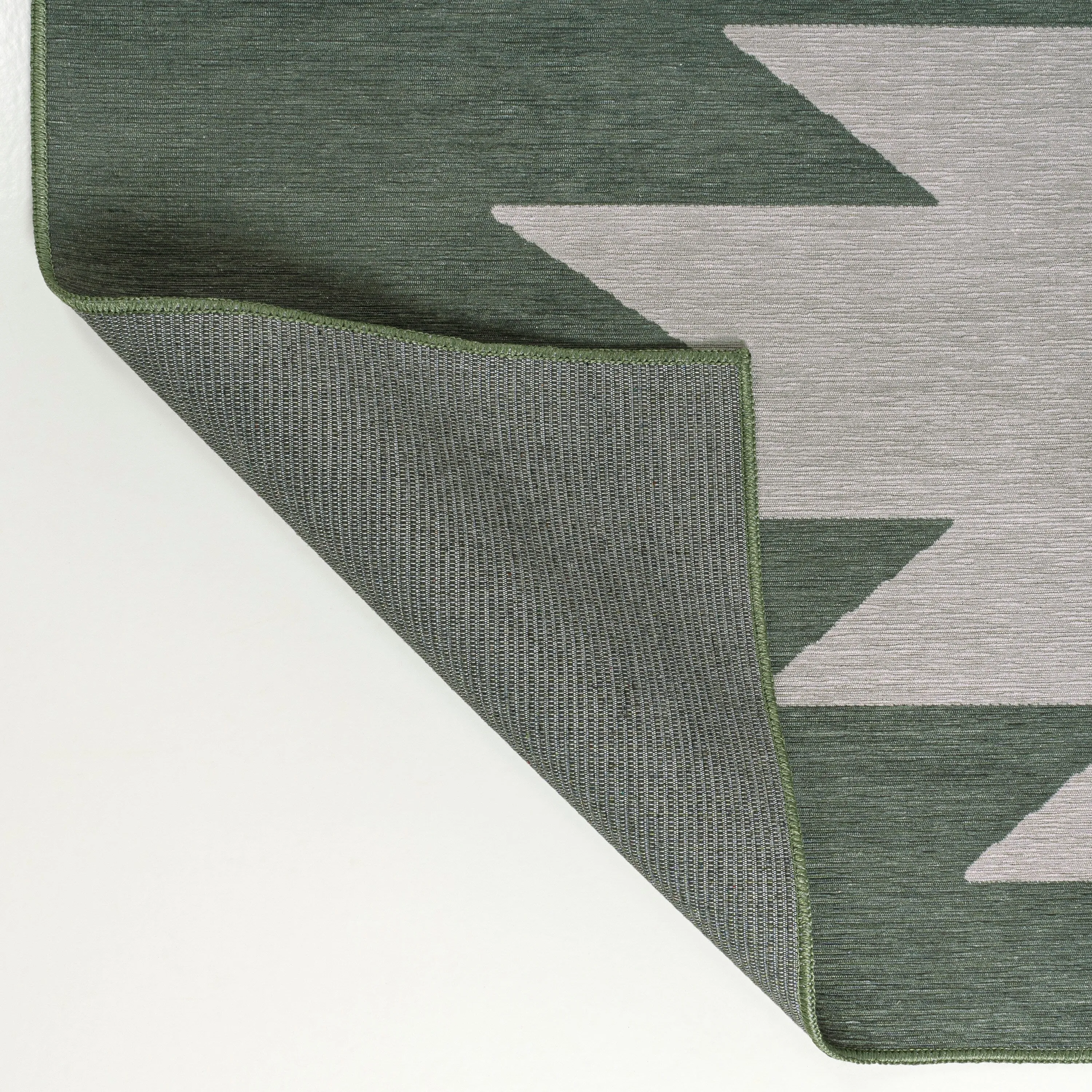 JONATHAN Y Adriel Solid Low-Pile Machine Washable Area Rug