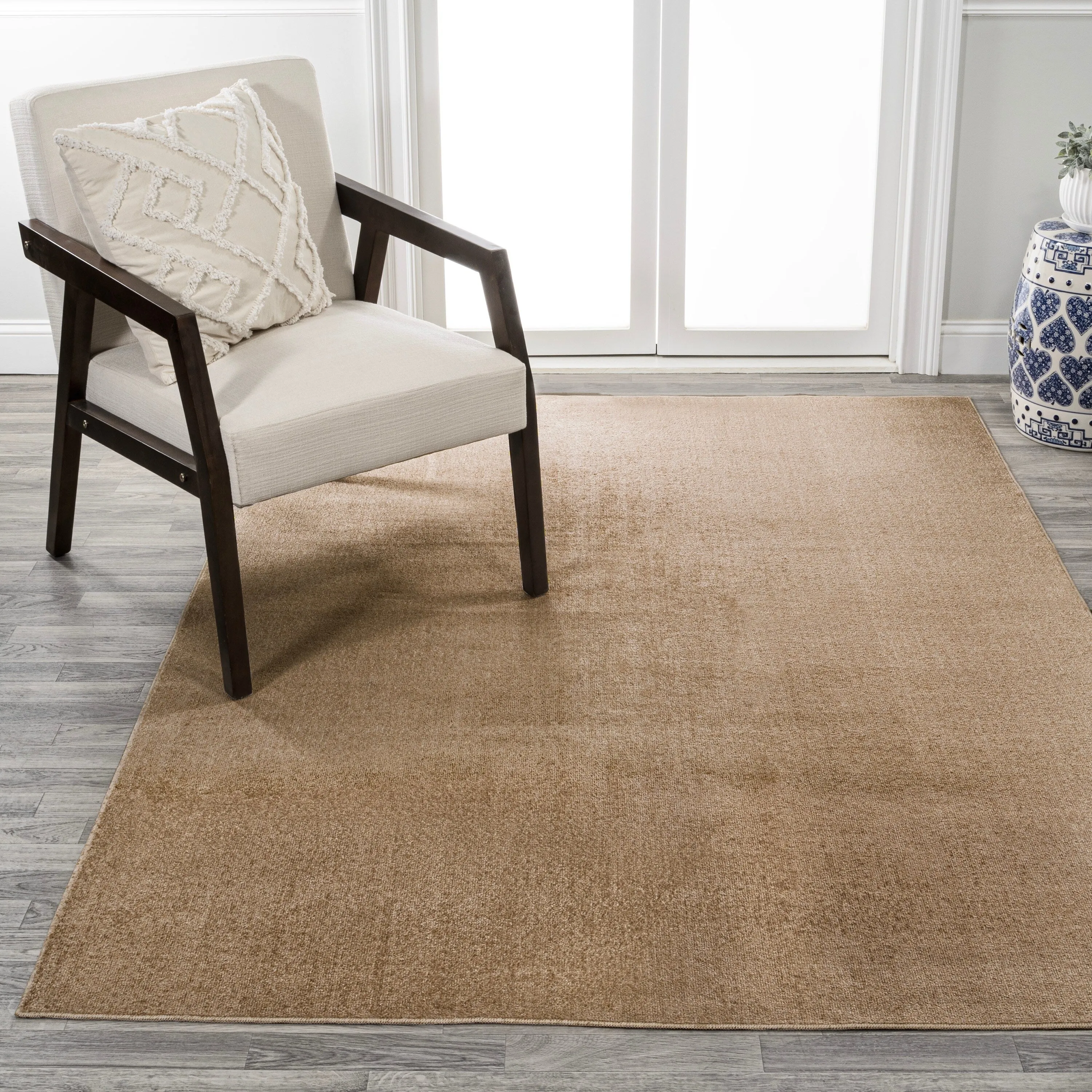 JONATHAN Y Fawning Classic Solid Low-Pile Machine-Washable Terra Area Rug