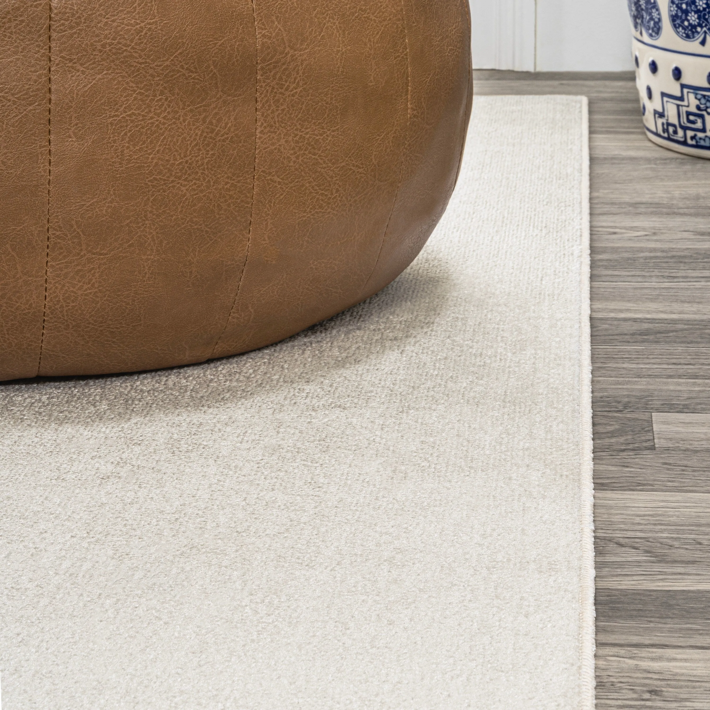 JONATHAN Y Fawning Classic Solid Low-Pile Machine-Washable Terra Area Rug