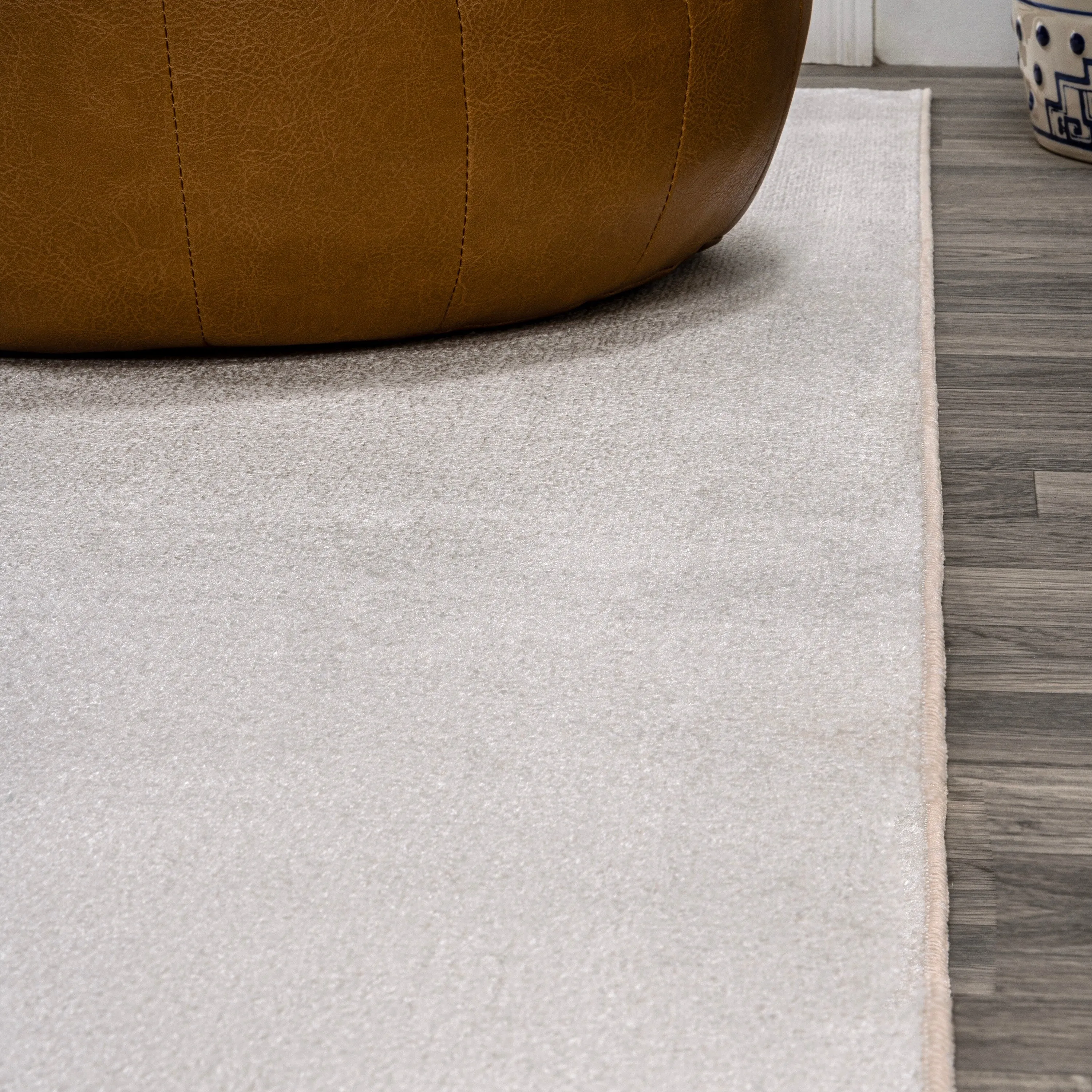 JONATHAN Y Fawning Classic Solid Low-Pile Machine-Washable Terra Area Rug