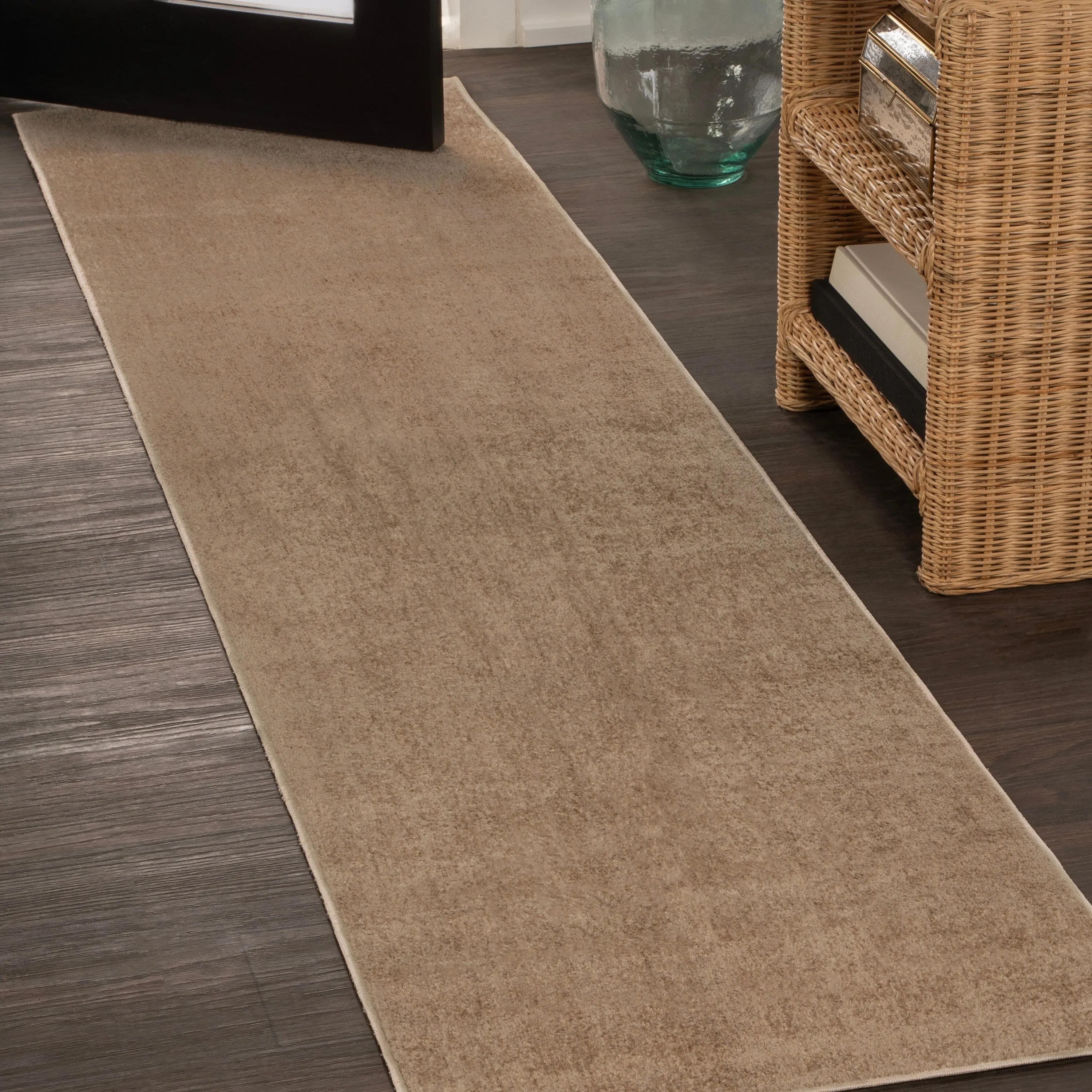 JONATHAN Y Fawning Classic Solid Low-Pile Machine-Washable Terra Area Rug