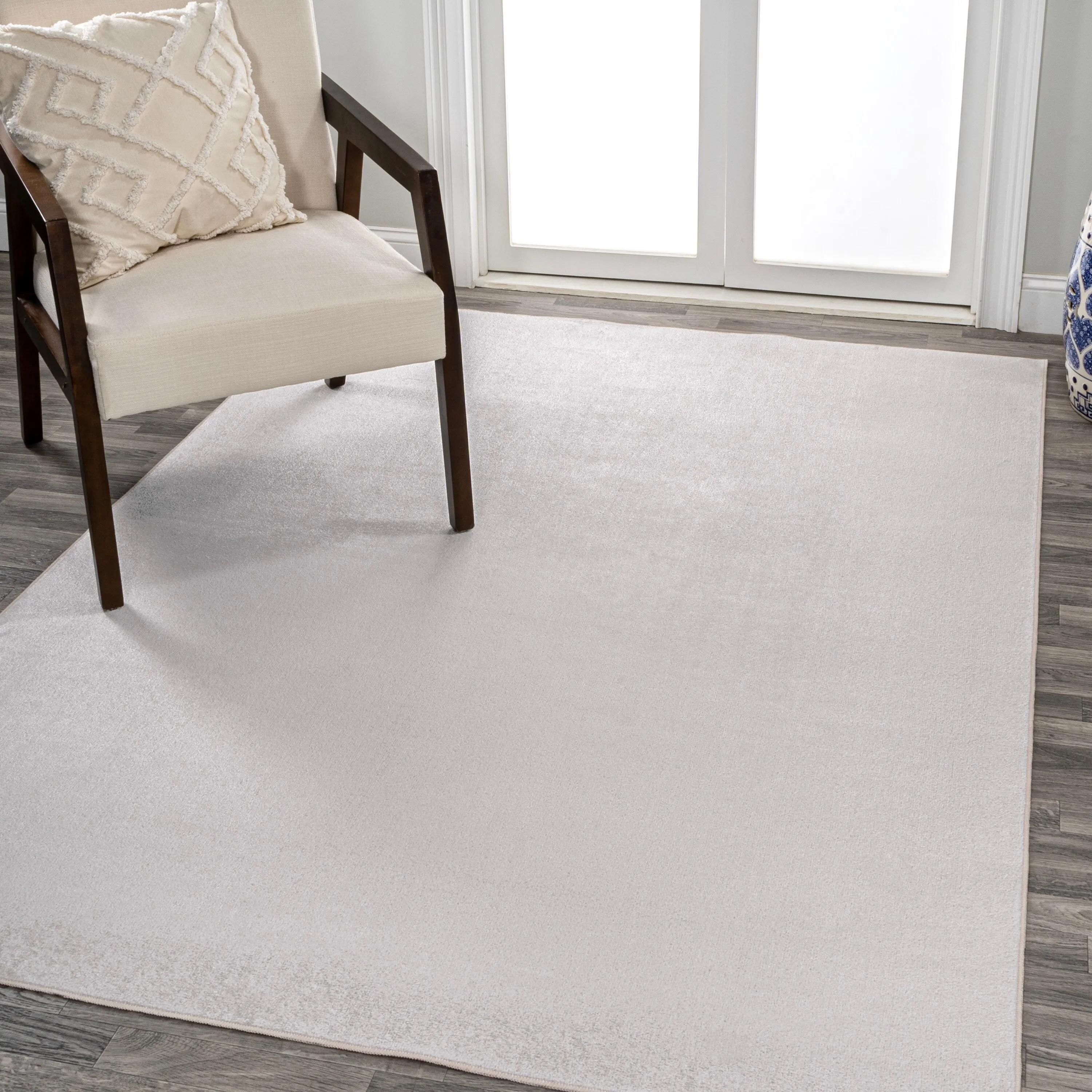 JONATHAN Y Fawning Classic Solid Low-Pile Machine-Washable Terra Area Rug
