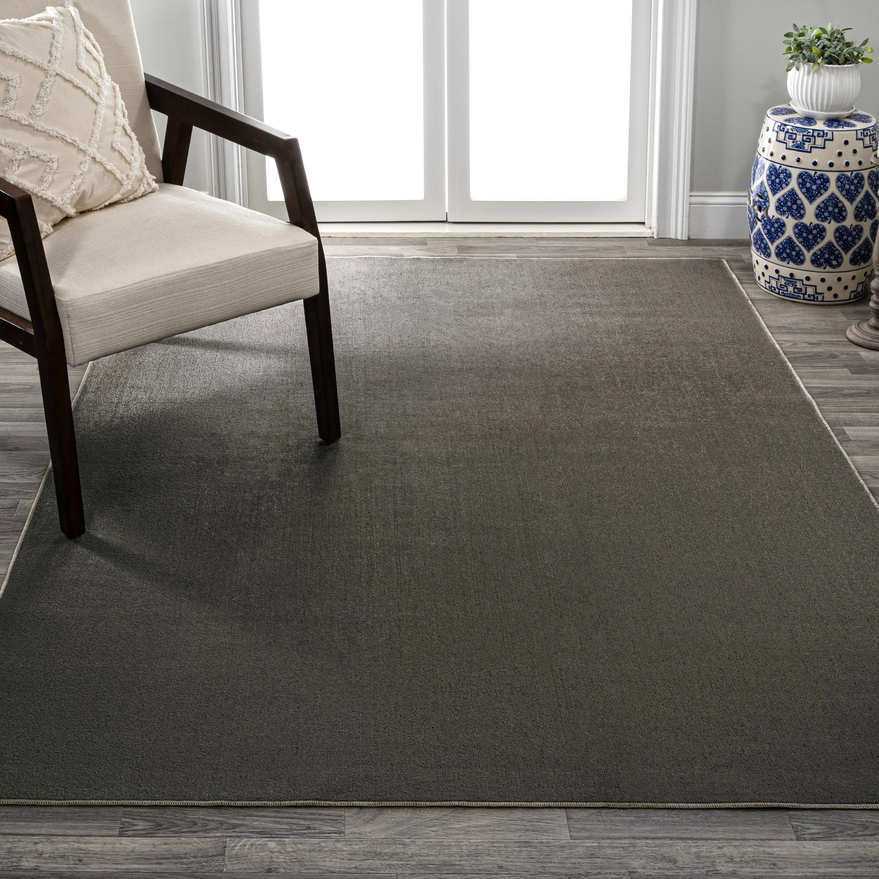 JONATHAN Y Fawning Classic Solid Low-Pile Machine-Washable Terra Area Rug