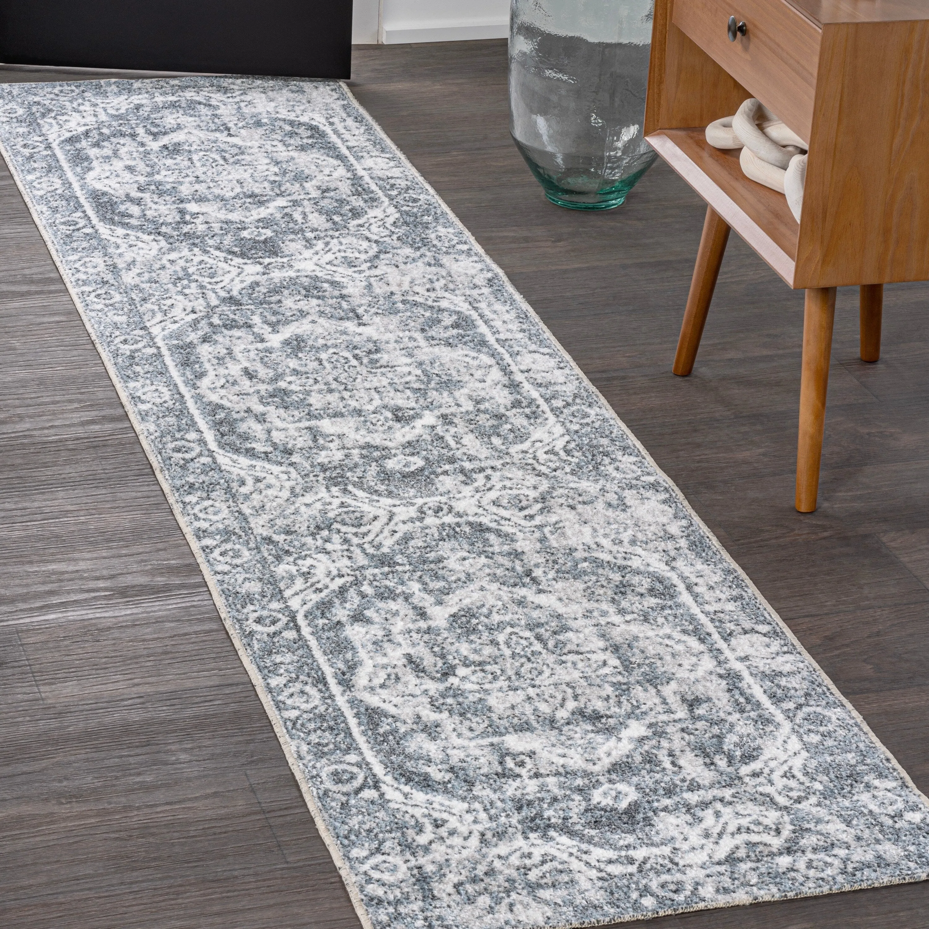JONATHAN Y Pavel Bold Distressed Medallion Low-Pile Machine-Washable Area Rug