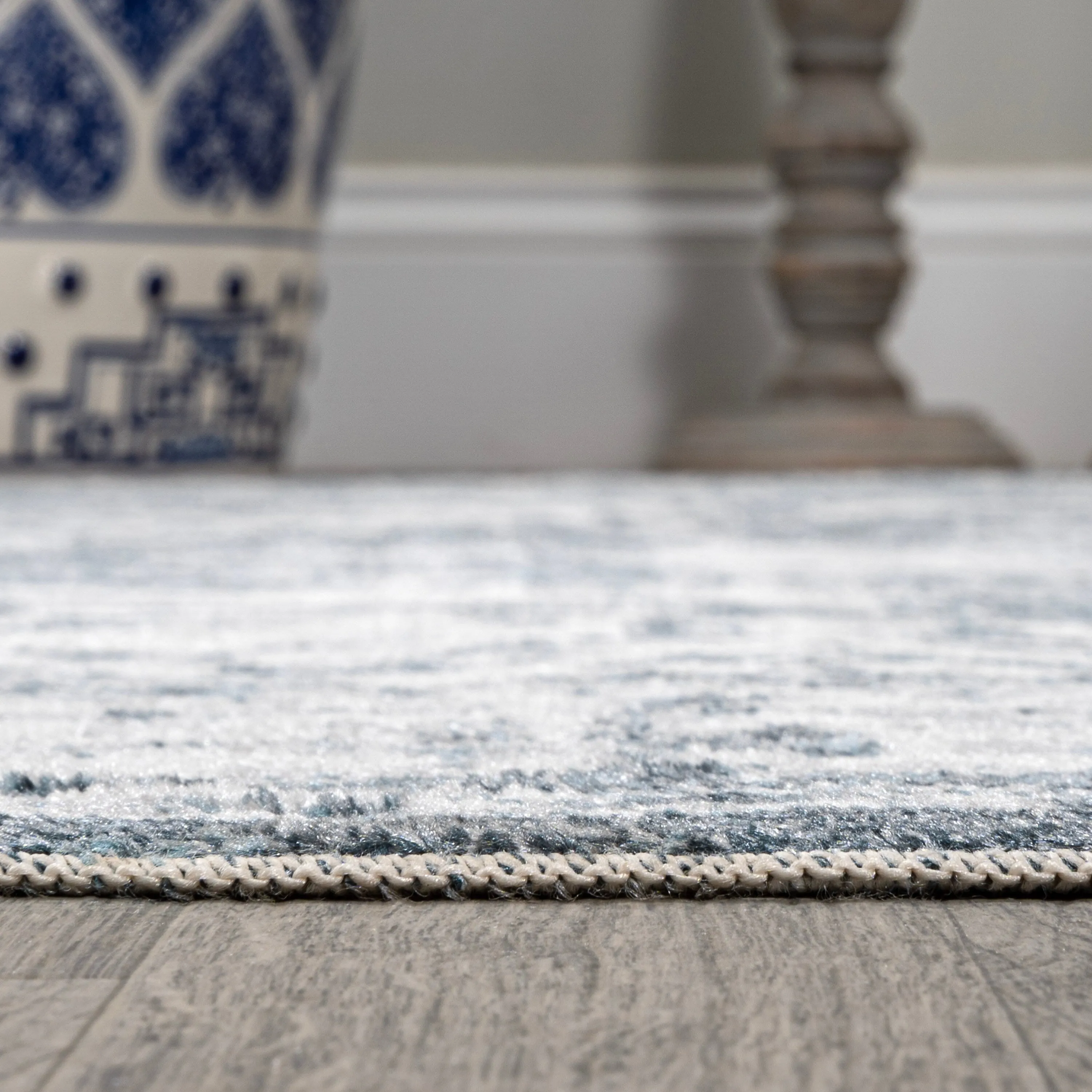 JONATHAN Y Pavel Bold Distressed Medallion Low-Pile Machine-Washable Area Rug