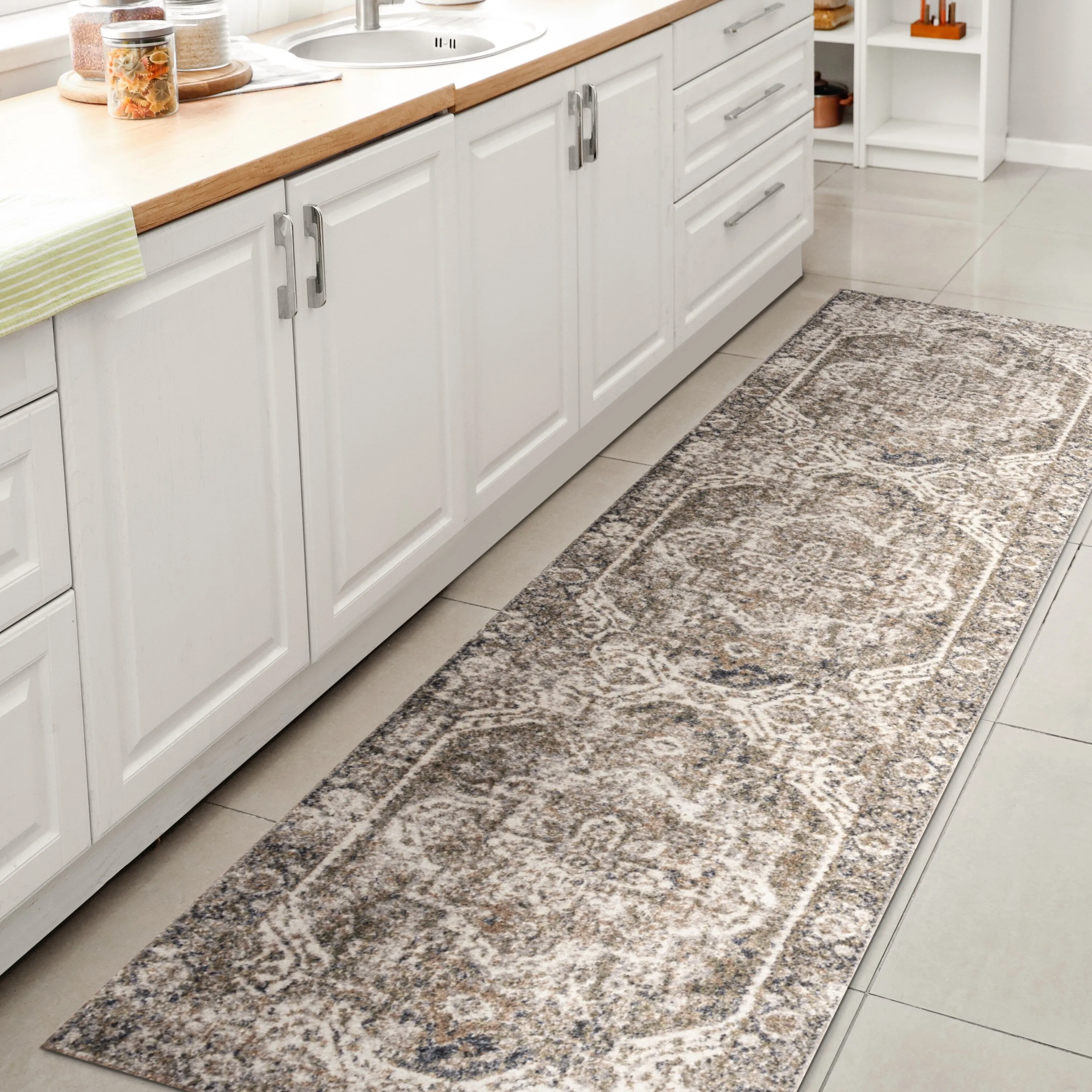 JONATHAN Y Pavel Bold Distressed Medallion Low-Pile Machine-Washable Area Rug