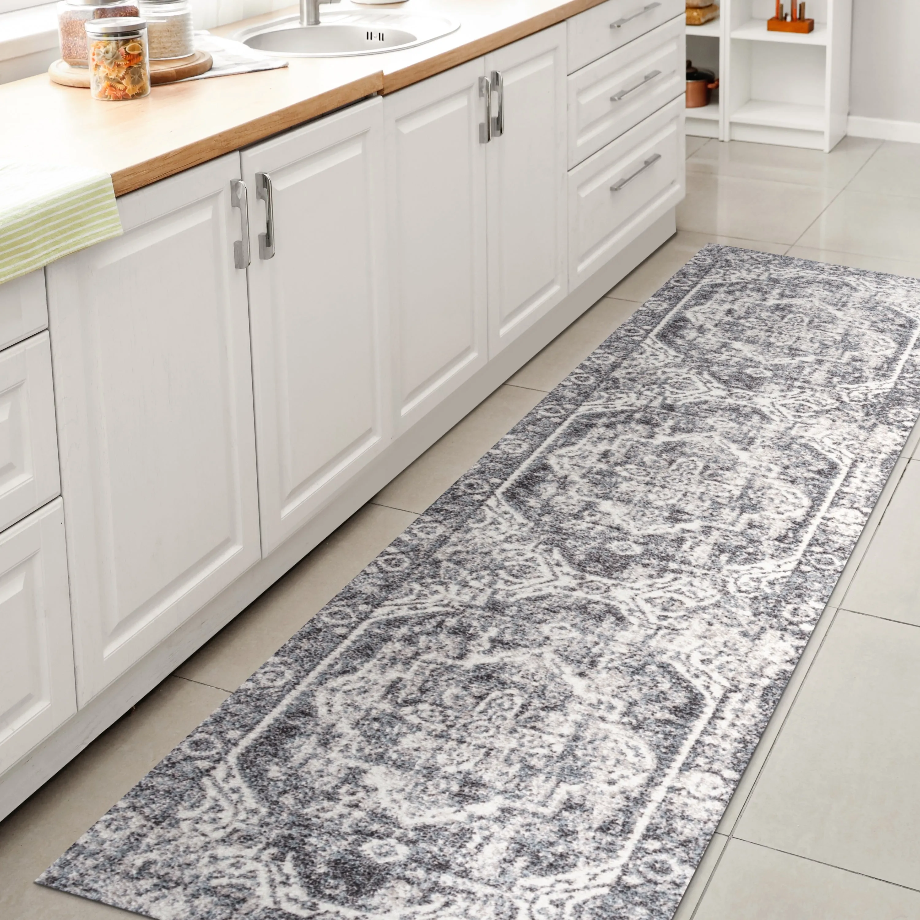 JONATHAN Y Pavel Bold Distressed Medallion Low-Pile Machine-Washable Area Rug