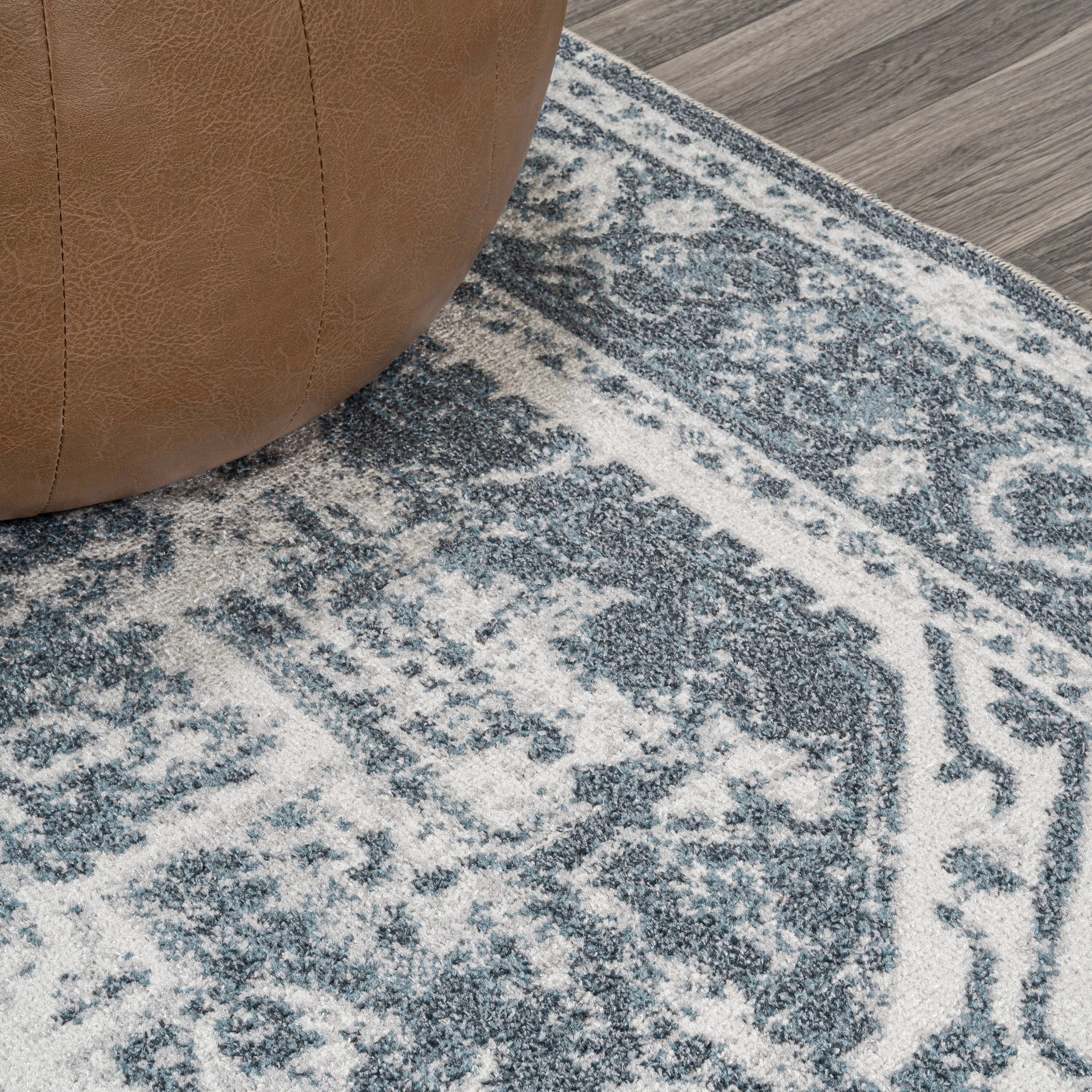 JONATHAN Y Pavel Bold Distressed Medallion Low-Pile Machine-Washable Area Rug