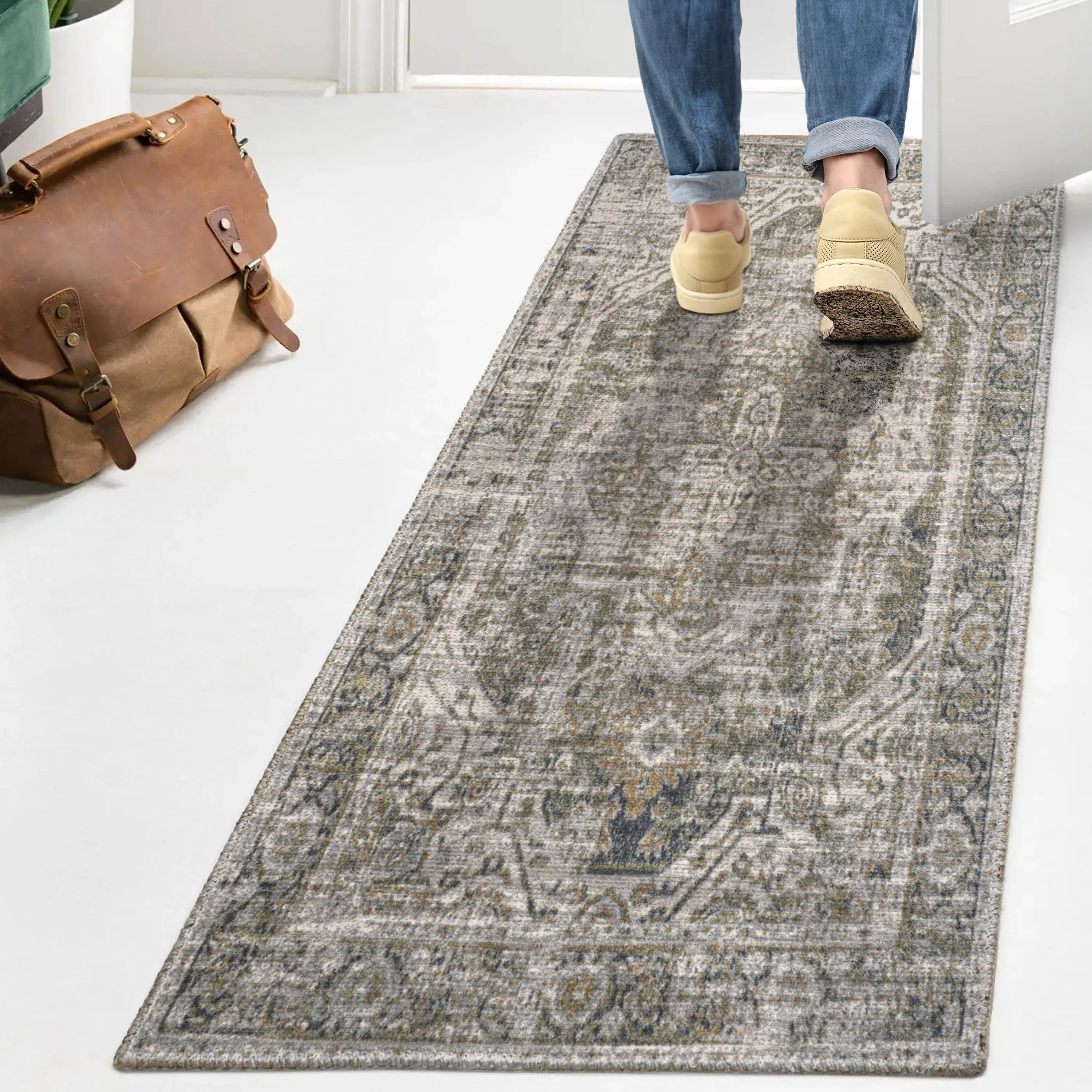 JONATHAN Y Pavel Bold Distressed Medallion Low-Pile Machine-Washable Area Rug