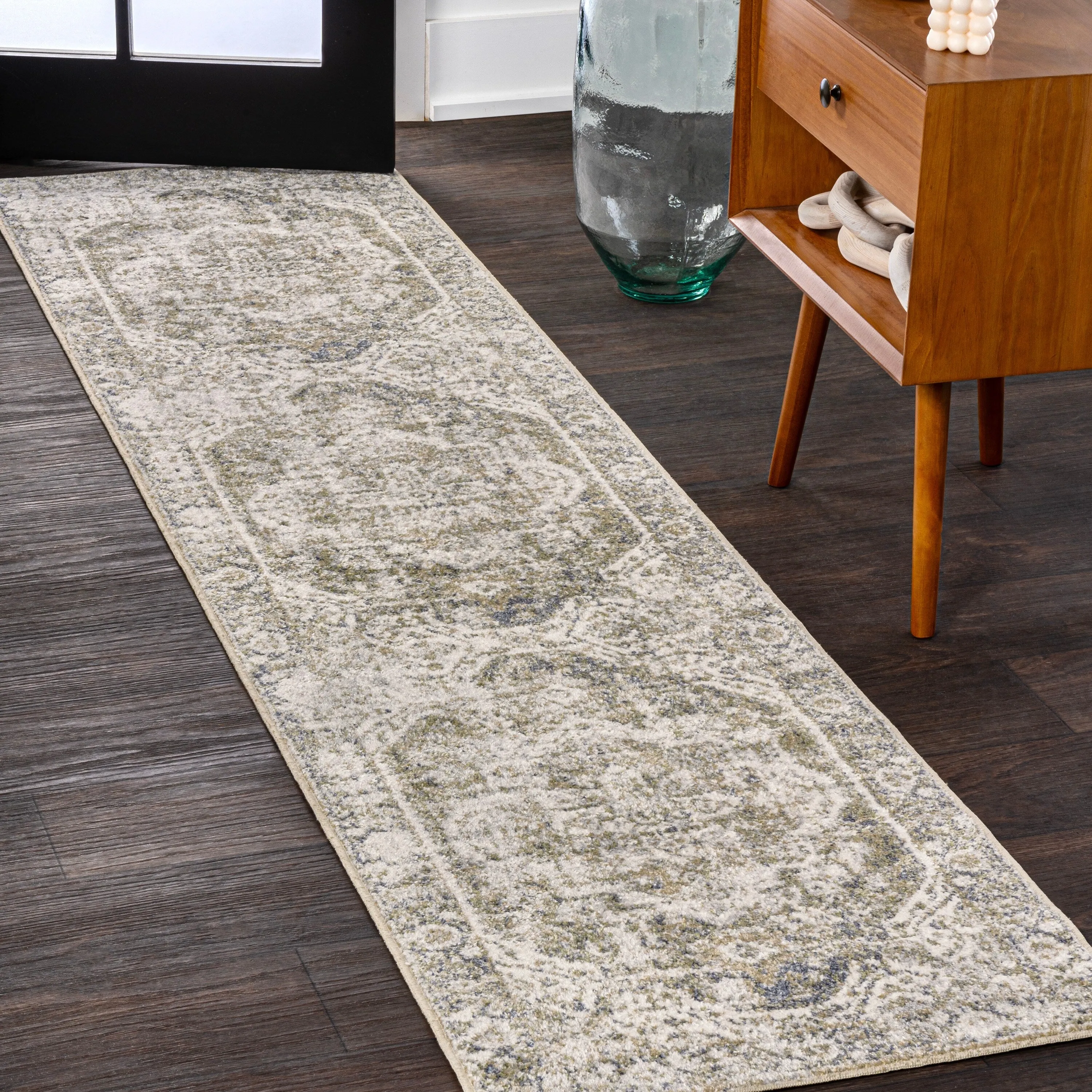 JONATHAN Y Pavel Bold Distressed Medallion Low-Pile Machine-Washable Area Rug