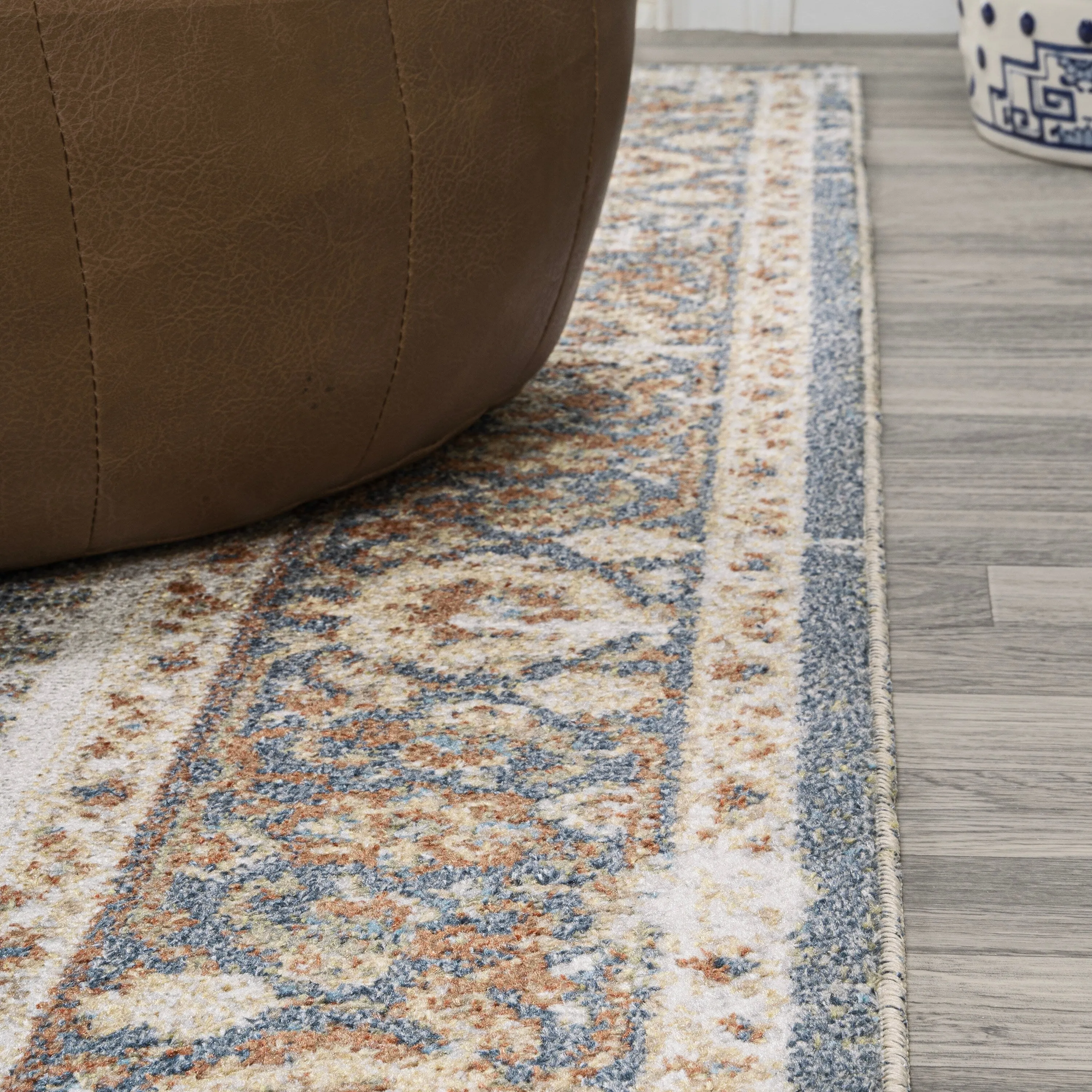 JONATHAN Y Pavel Bold Distressed Medallion Low-Pile Machine-Washable Area Rug