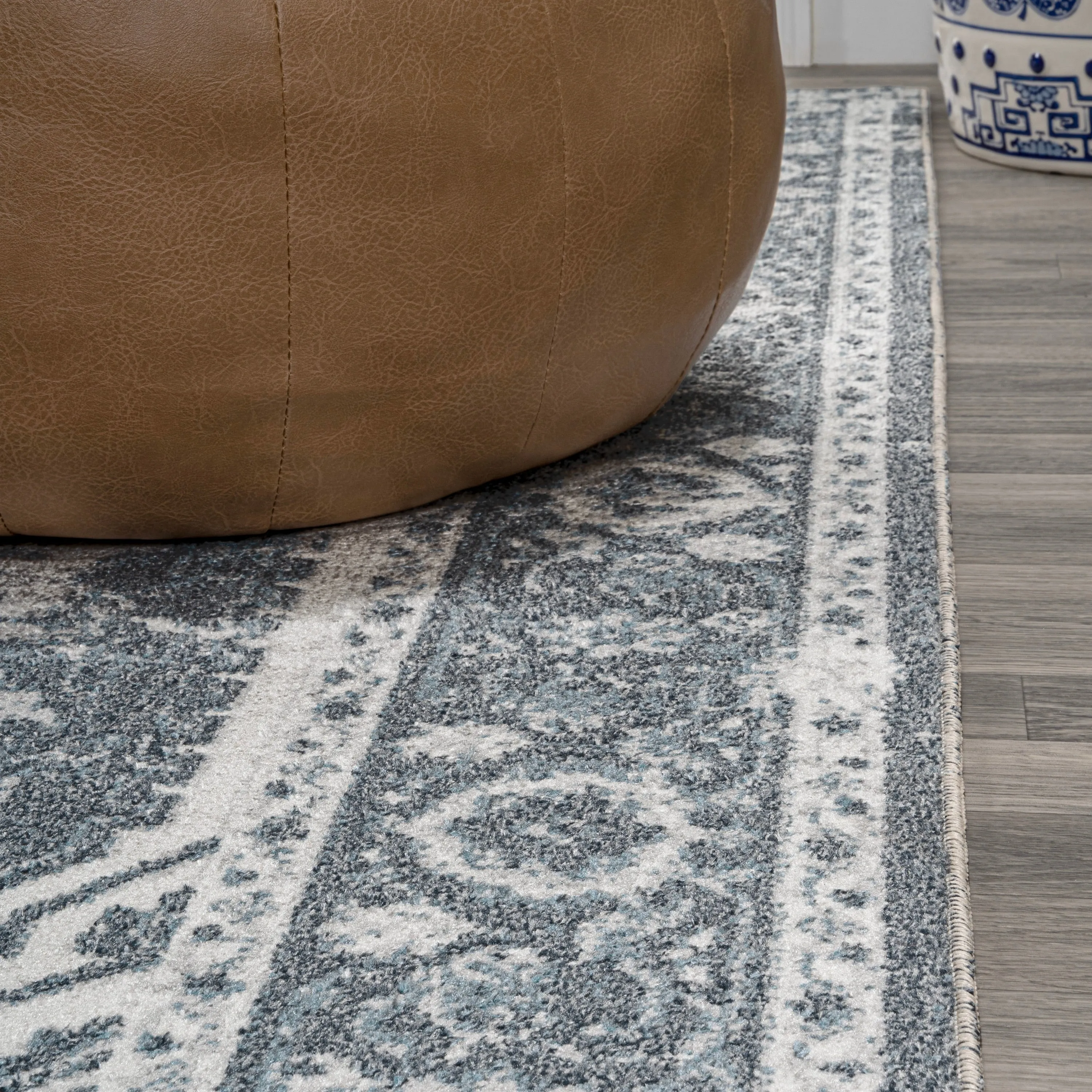 JONATHAN Y Pavel Bold Distressed Medallion Low-Pile Machine-Washable Area Rug