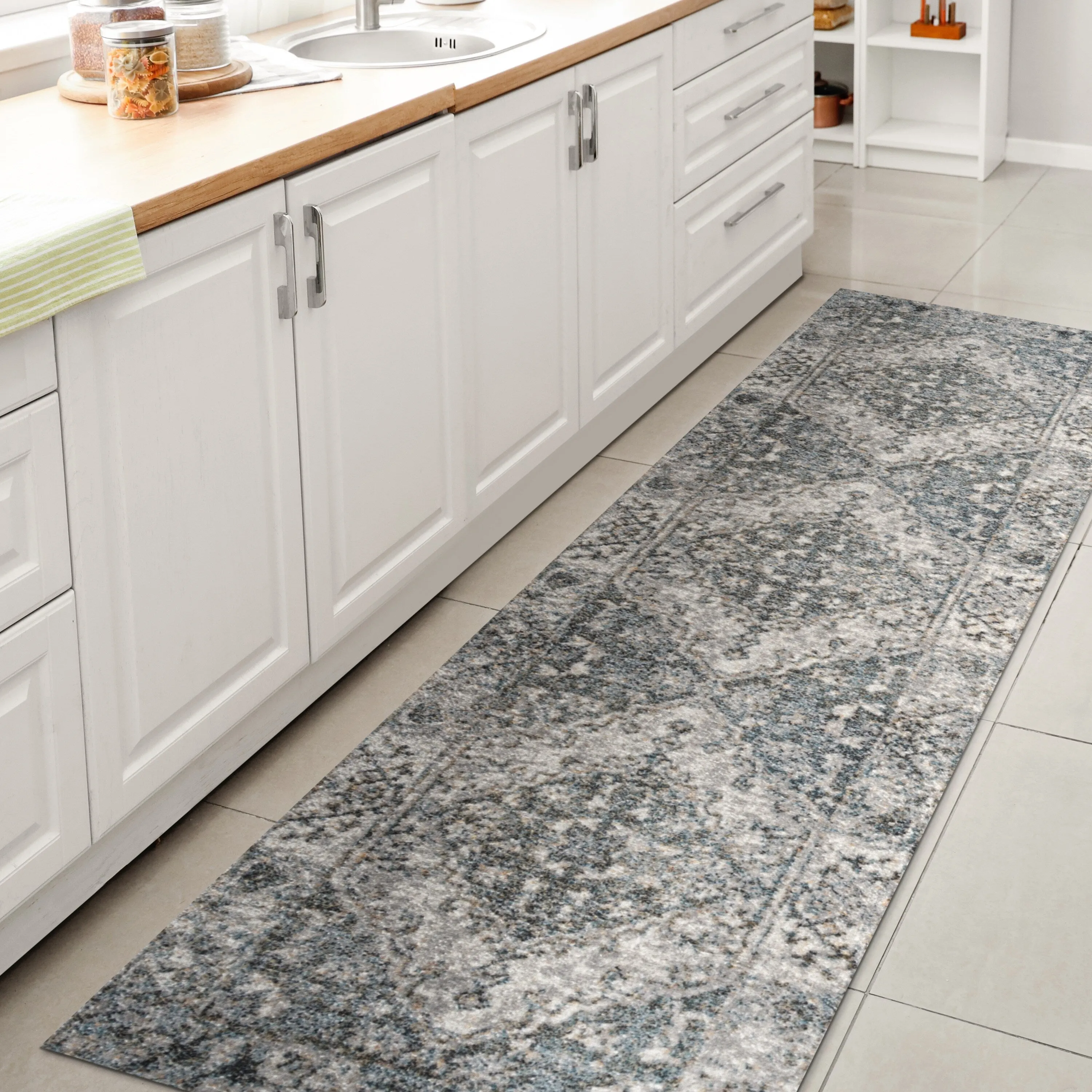 JONATHAN Y Shaii Distressed Medallion Low-Pile Machine-Washable Area Rug