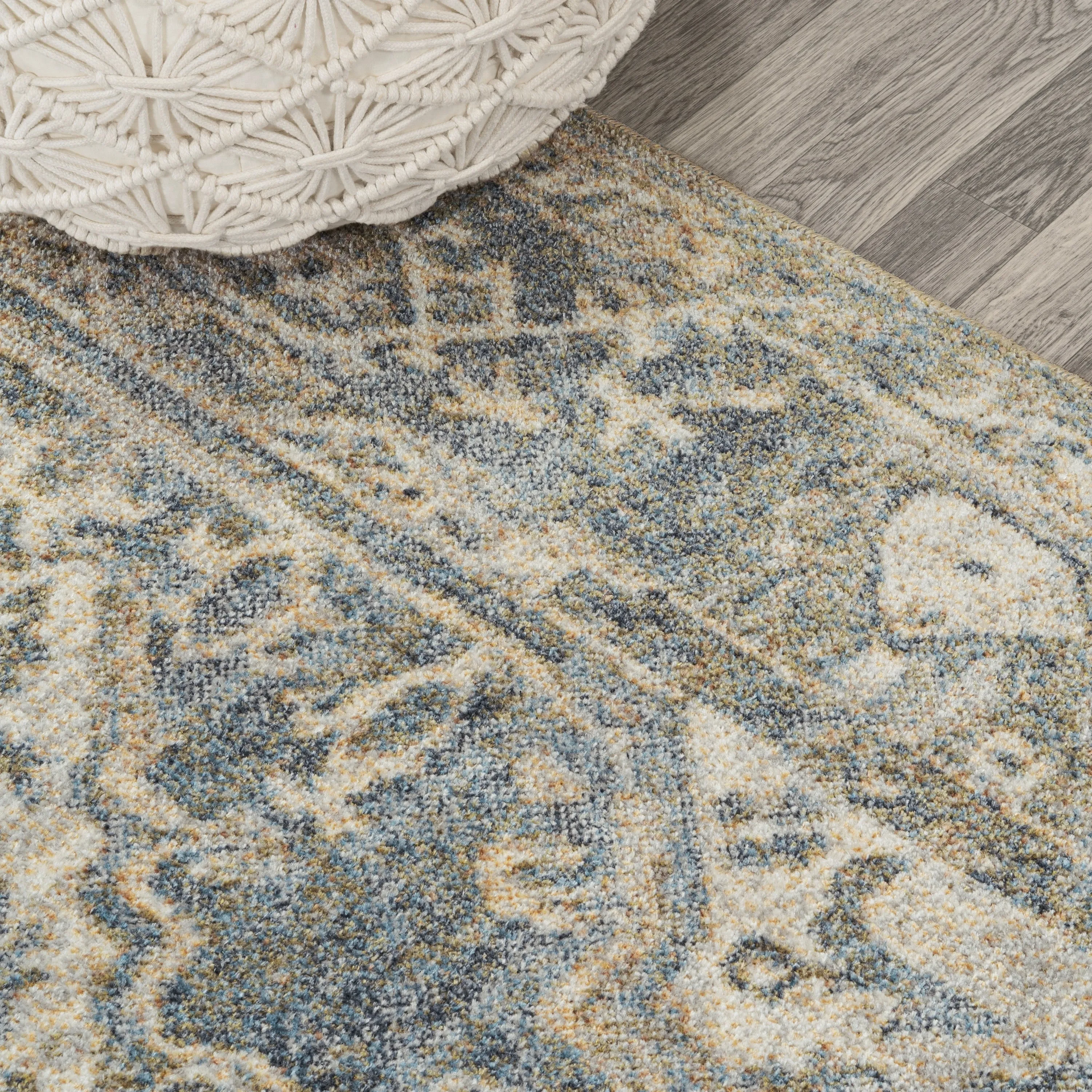 JONATHAN Y Shaii Distressed Medallion Low-Pile Machine-Washable Area Rug