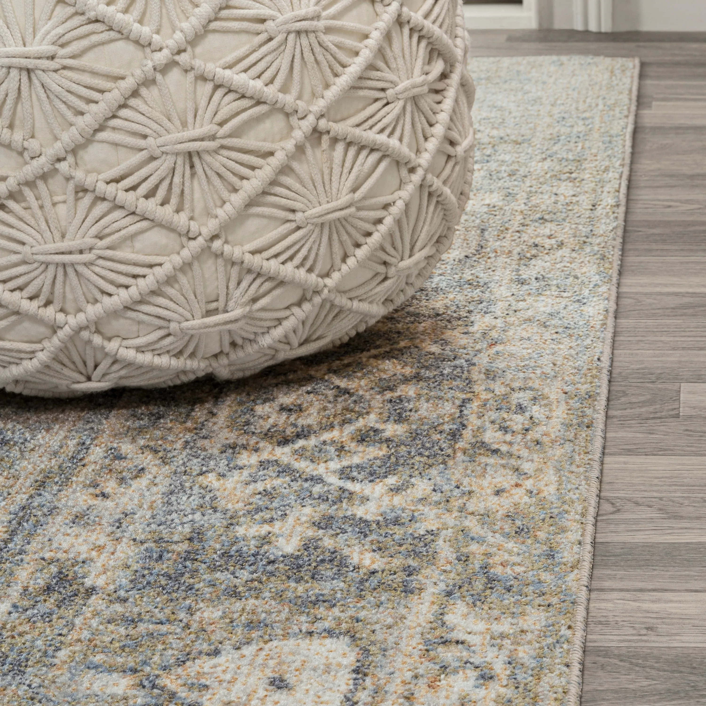 JONATHAN Y Shaii Distressed Medallion Low-Pile Machine-Washable Area Rug