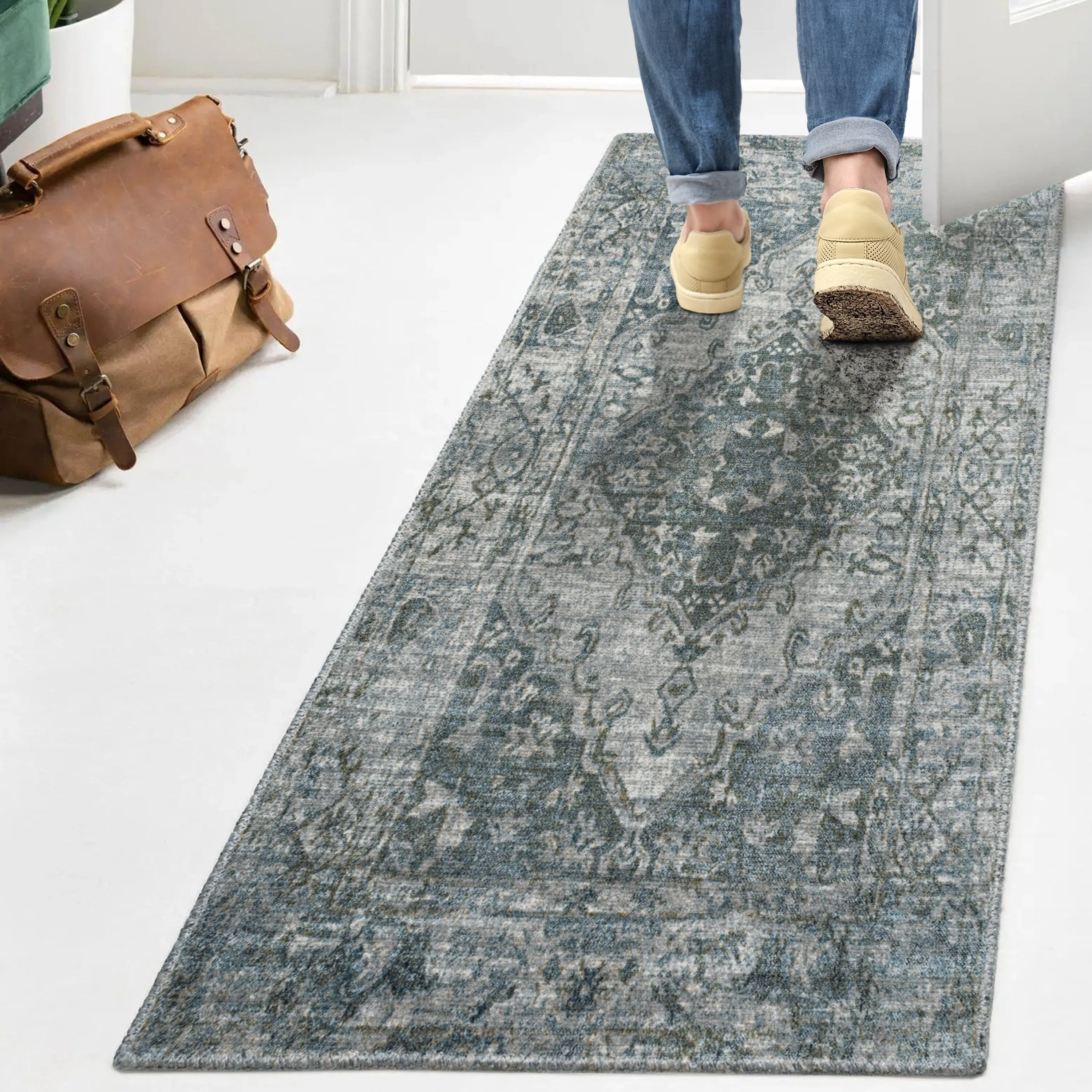 JONATHAN Y Shaii Distressed Medallion Low-Pile Machine-Washable Area Rug