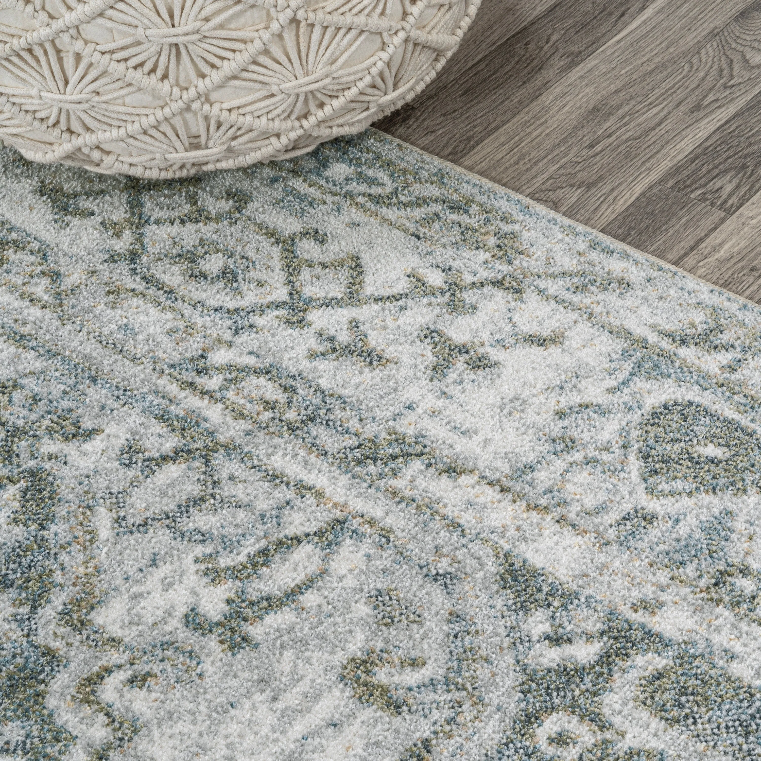 JONATHAN Y Shaii Distressed Medallion Low-Pile Machine-Washable Area Rug