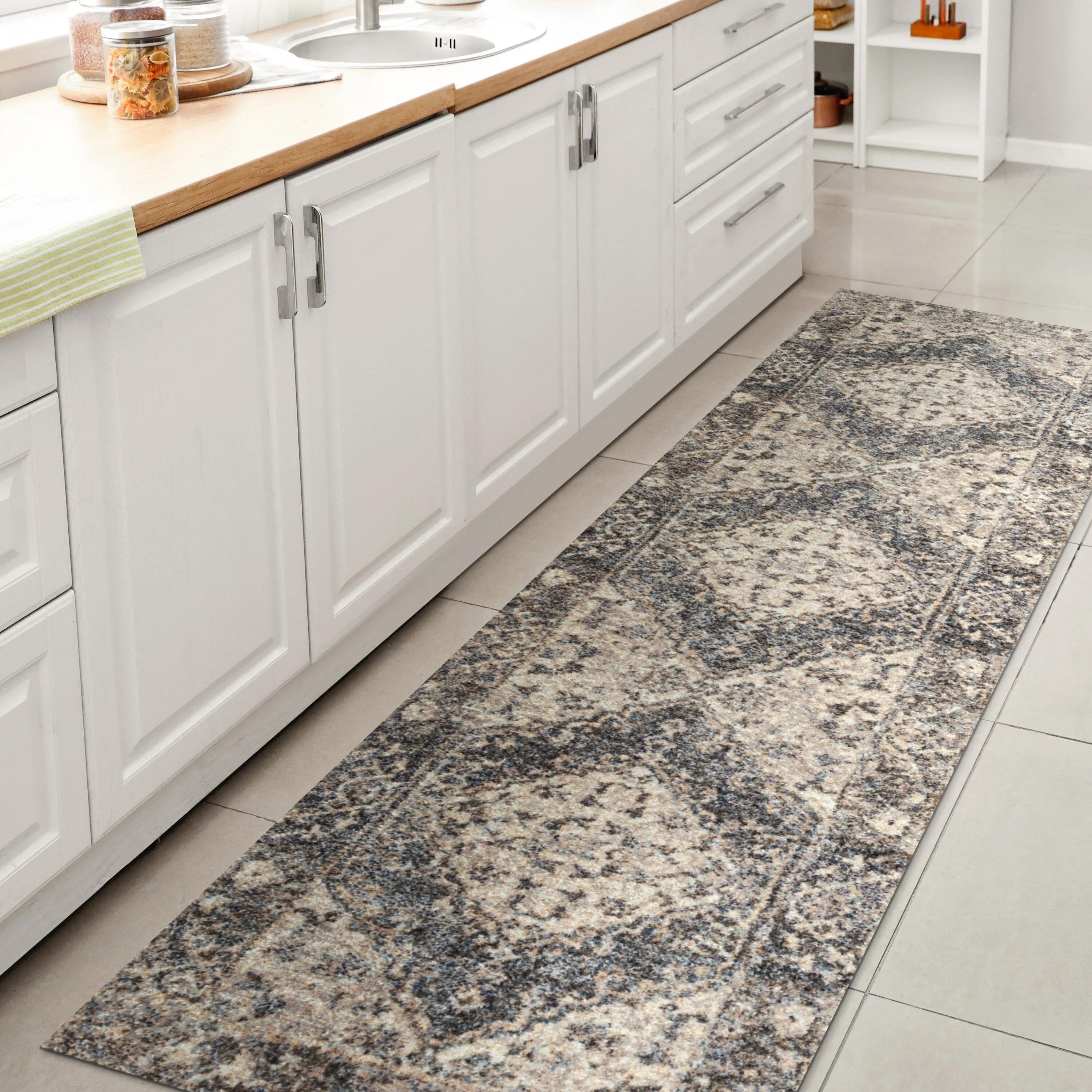 JONATHAN Y Shaii Distressed Medallion Low-Pile Machine-Washable Area Rug