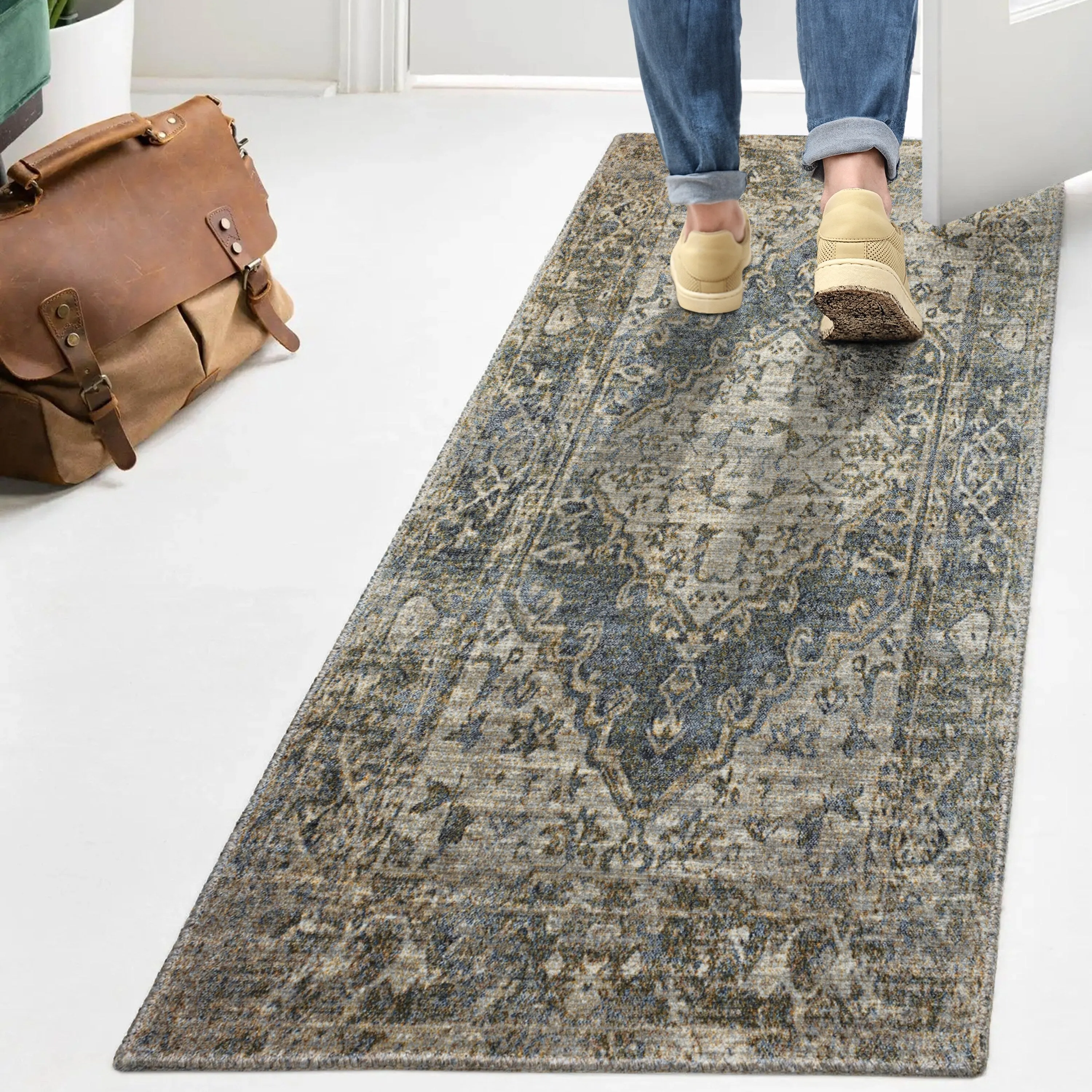 JONATHAN Y Shaii Distressed Medallion Low-Pile Machine-Washable Area Rug
