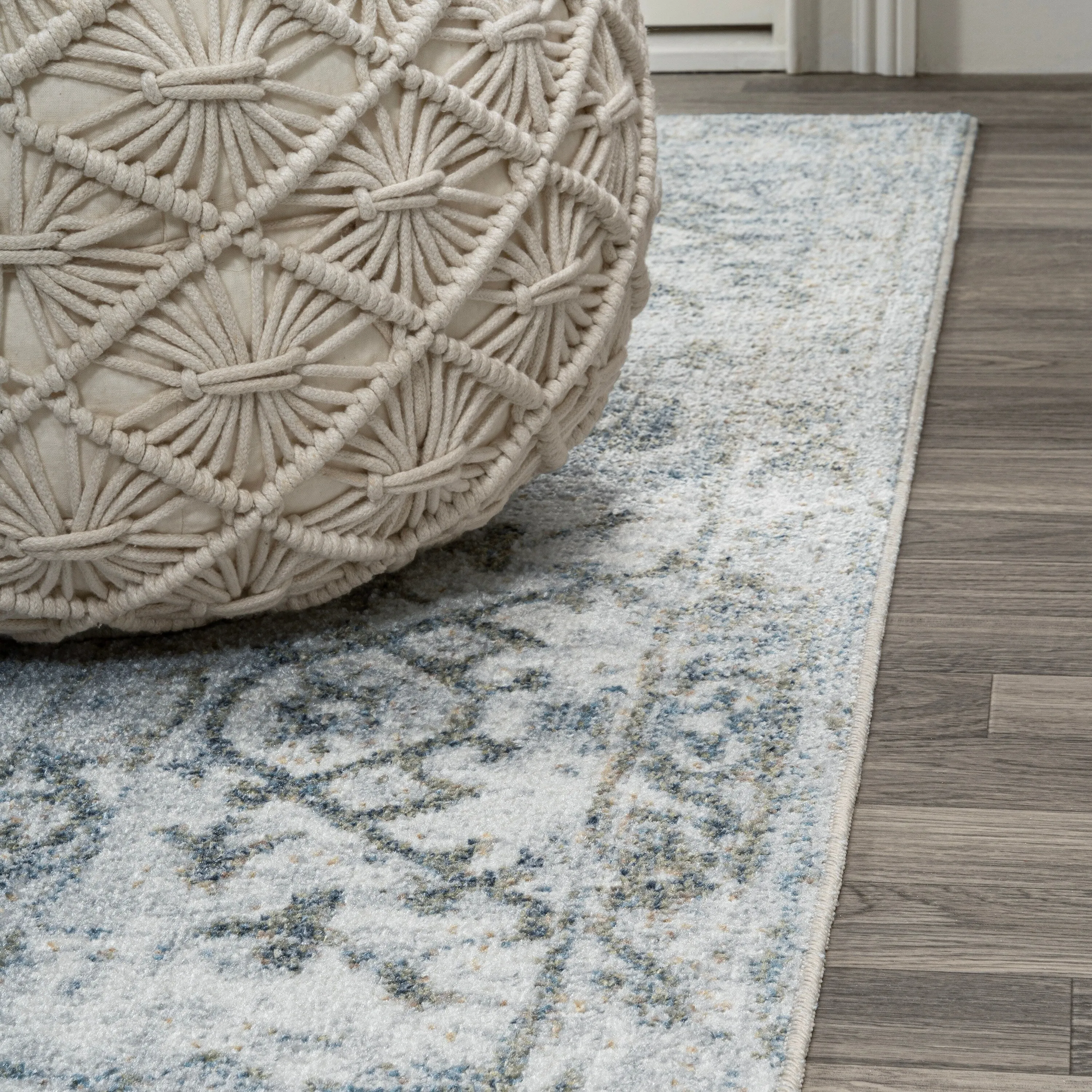 JONATHAN Y Shaii Distressed Medallion Low-Pile Machine-Washable Area Rug