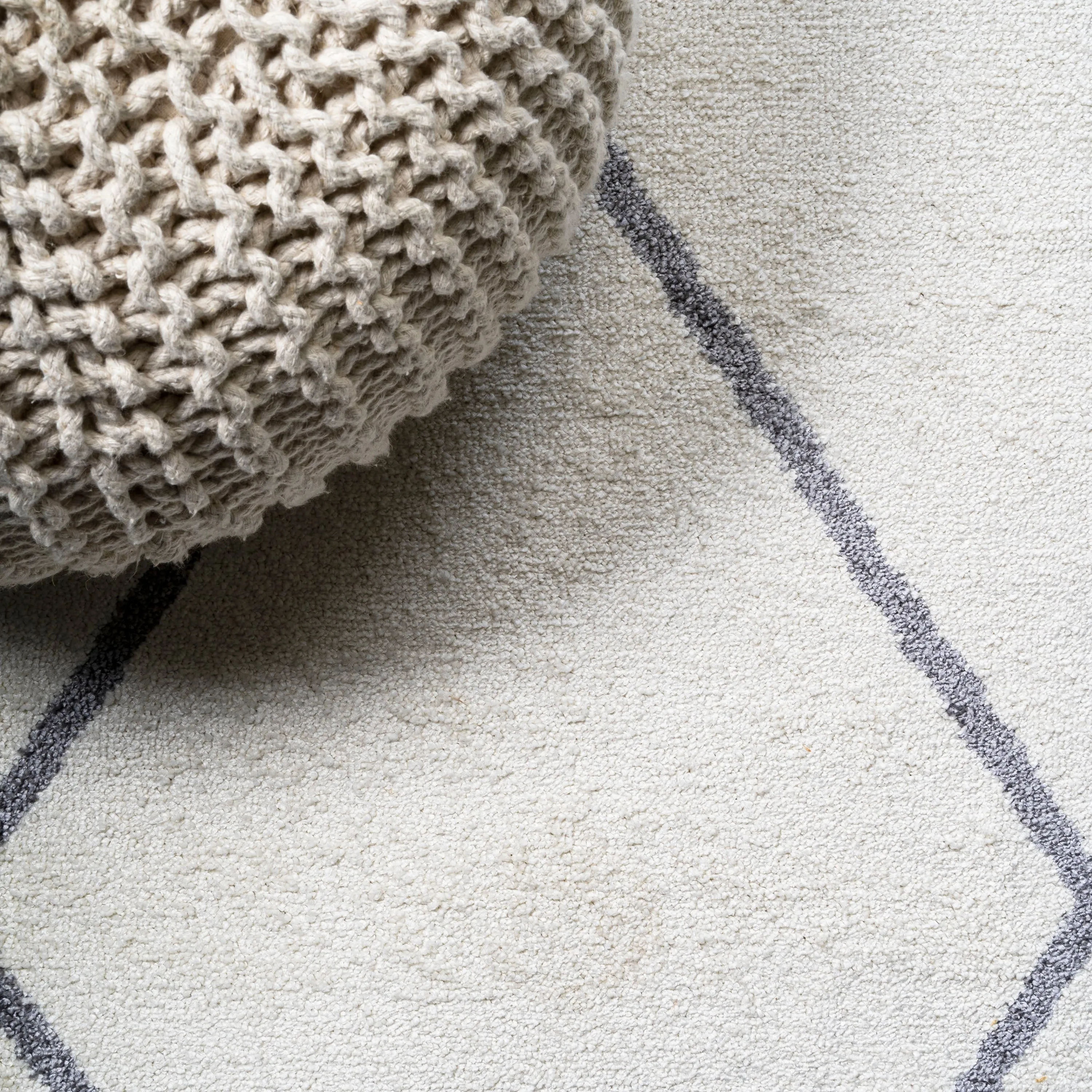 JONATHAN Y Viscon Minimalist Diamond Trellis Area Rug