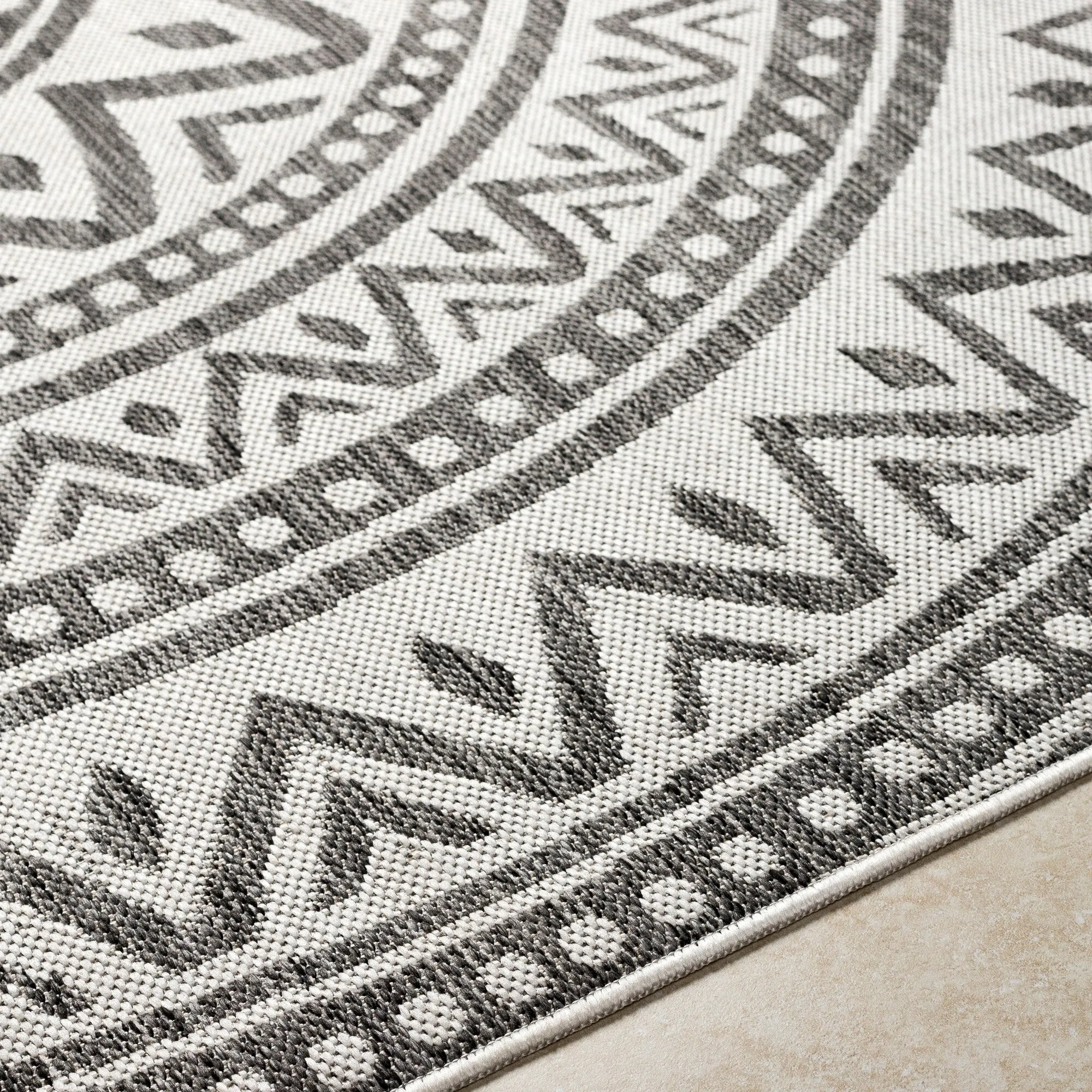 Livabliss Hurley Indoor/ Outdoor Mandala Area Rug