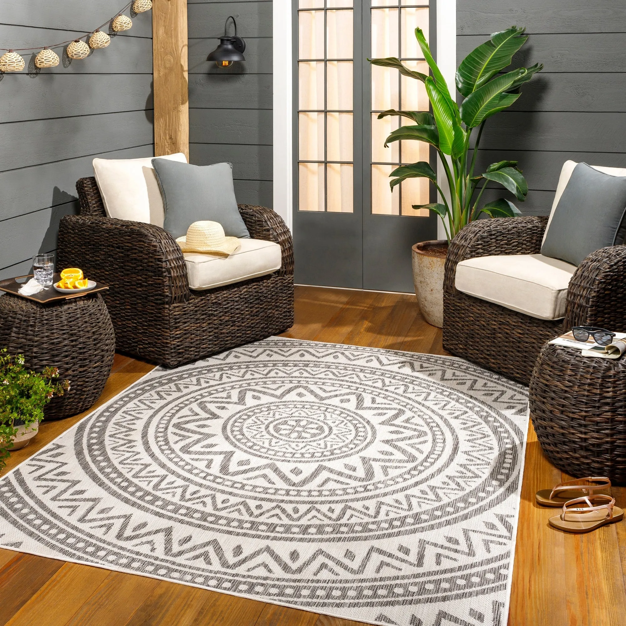 Livabliss Hurley Indoor/ Outdoor Mandala Area Rug