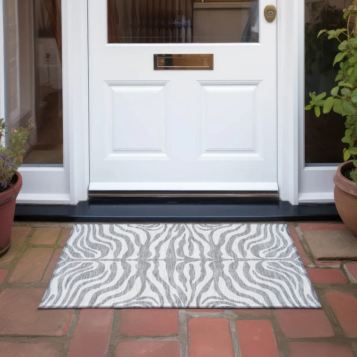Machine Washable Indoor/ Outdoor Modern Animal Print Chantille Rug