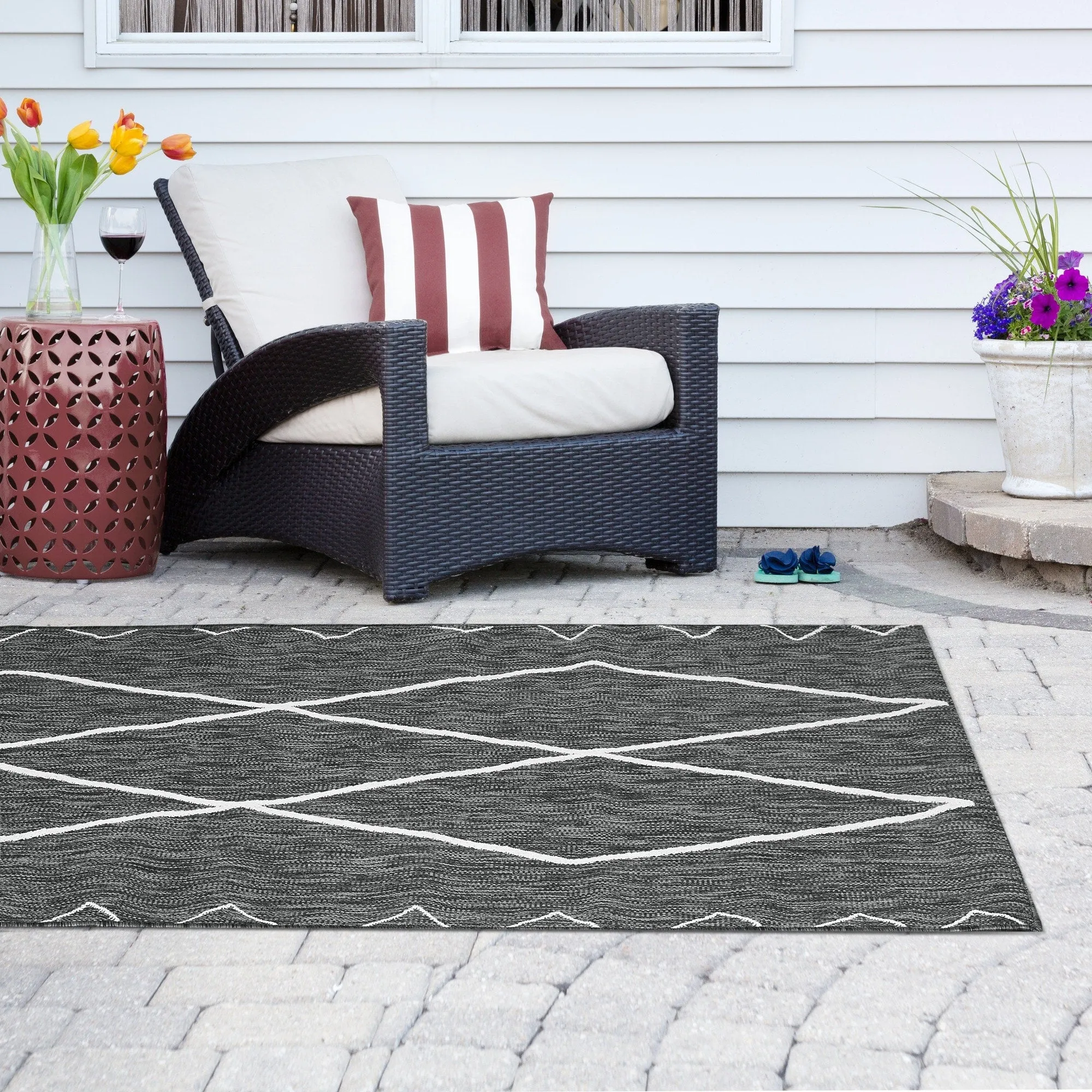 Madison Park Maya Grey/ White Moroccan Indoor/Outdoor Rug
