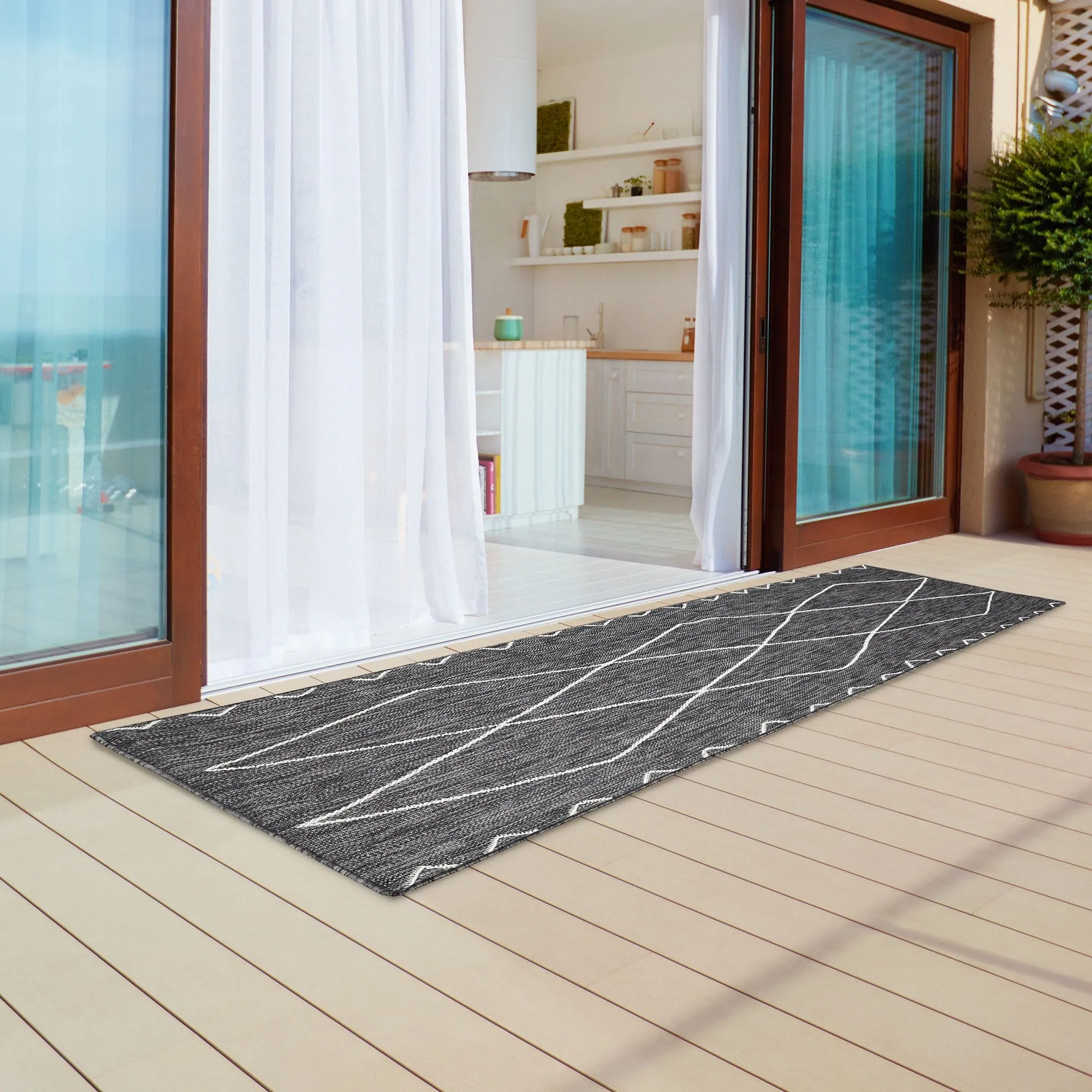 Madison Park Maya Grey/ White Moroccan Indoor/Outdoor Rug